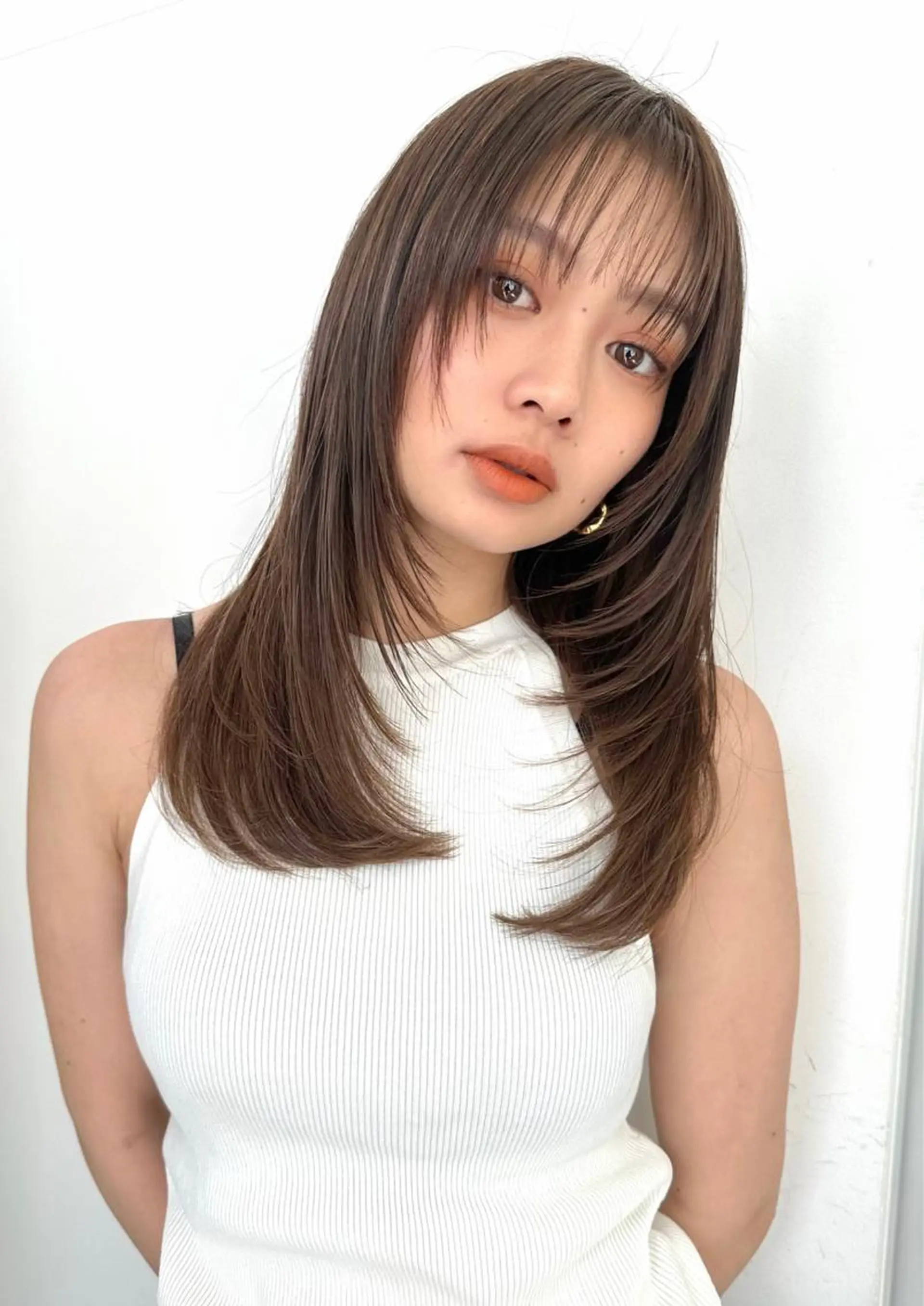 セミロング カラー ベージュカラー ブリーチ イヤリングカラー 韓国風カラー ブリーチなしカラー カット トリートメント ヘッドスパ 鈴木 一貴のヘアスタイル