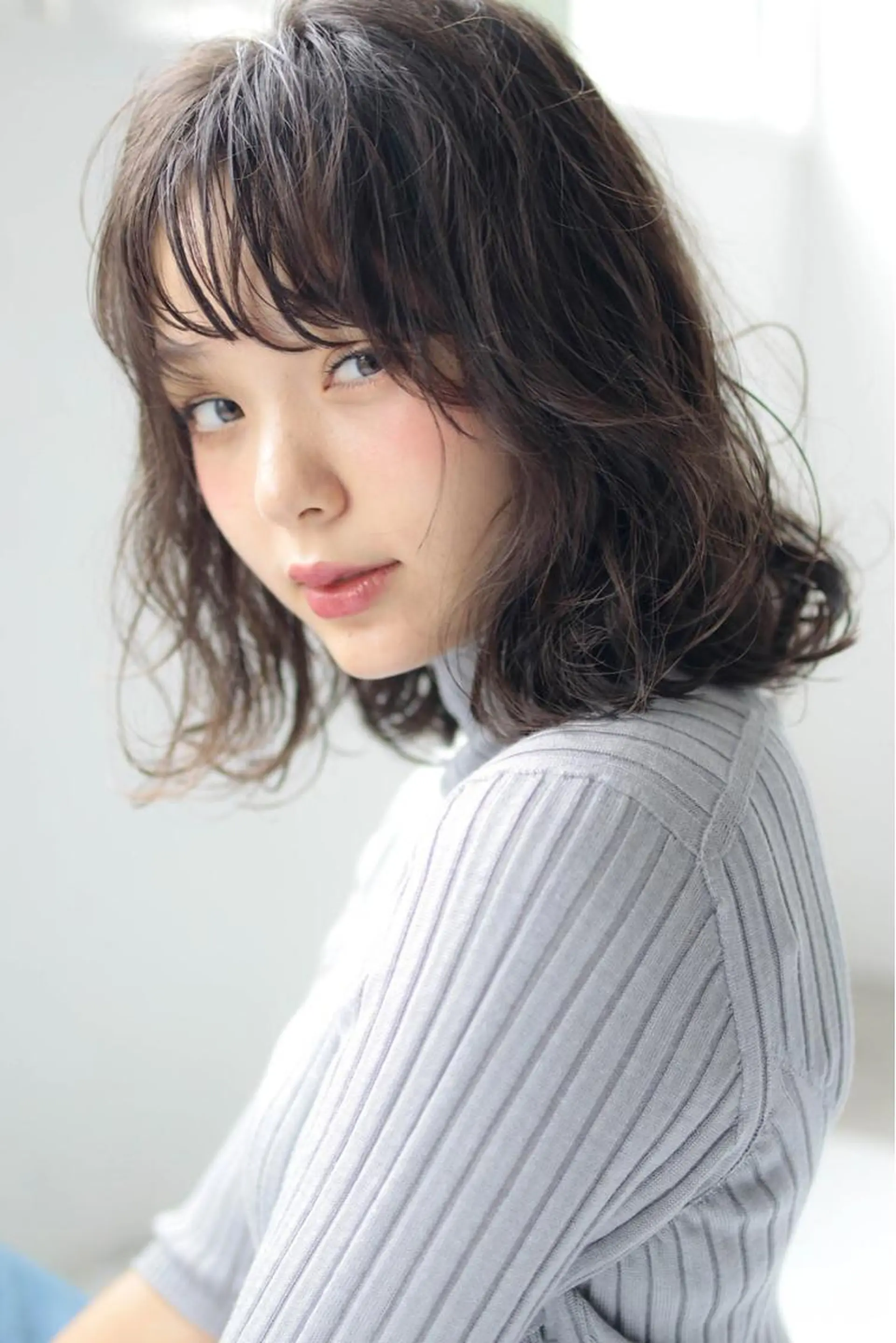 ミディアム パーマ 💘トレンドスタイル 💘透明感ヘアのヘアスタイル