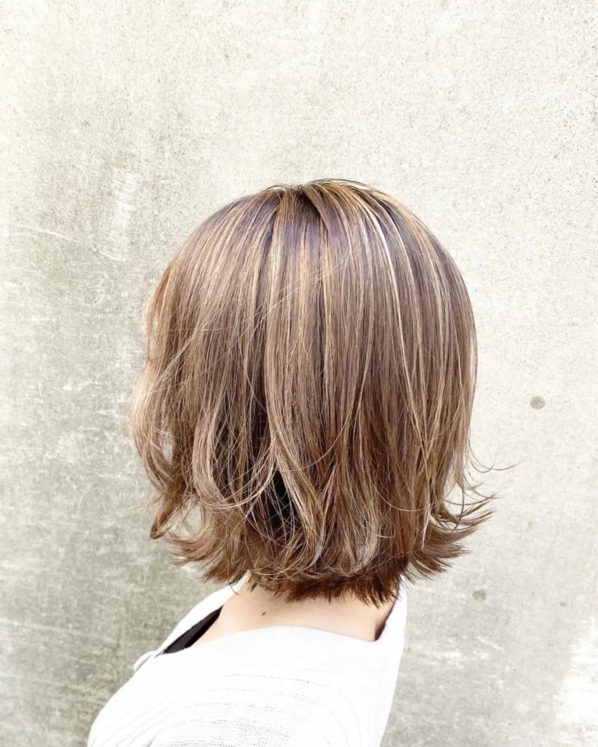 ショート カラー ハイライトカラー ハイライト motel所属・雰囲気引き出す ✨大人レディのヘアスタイル