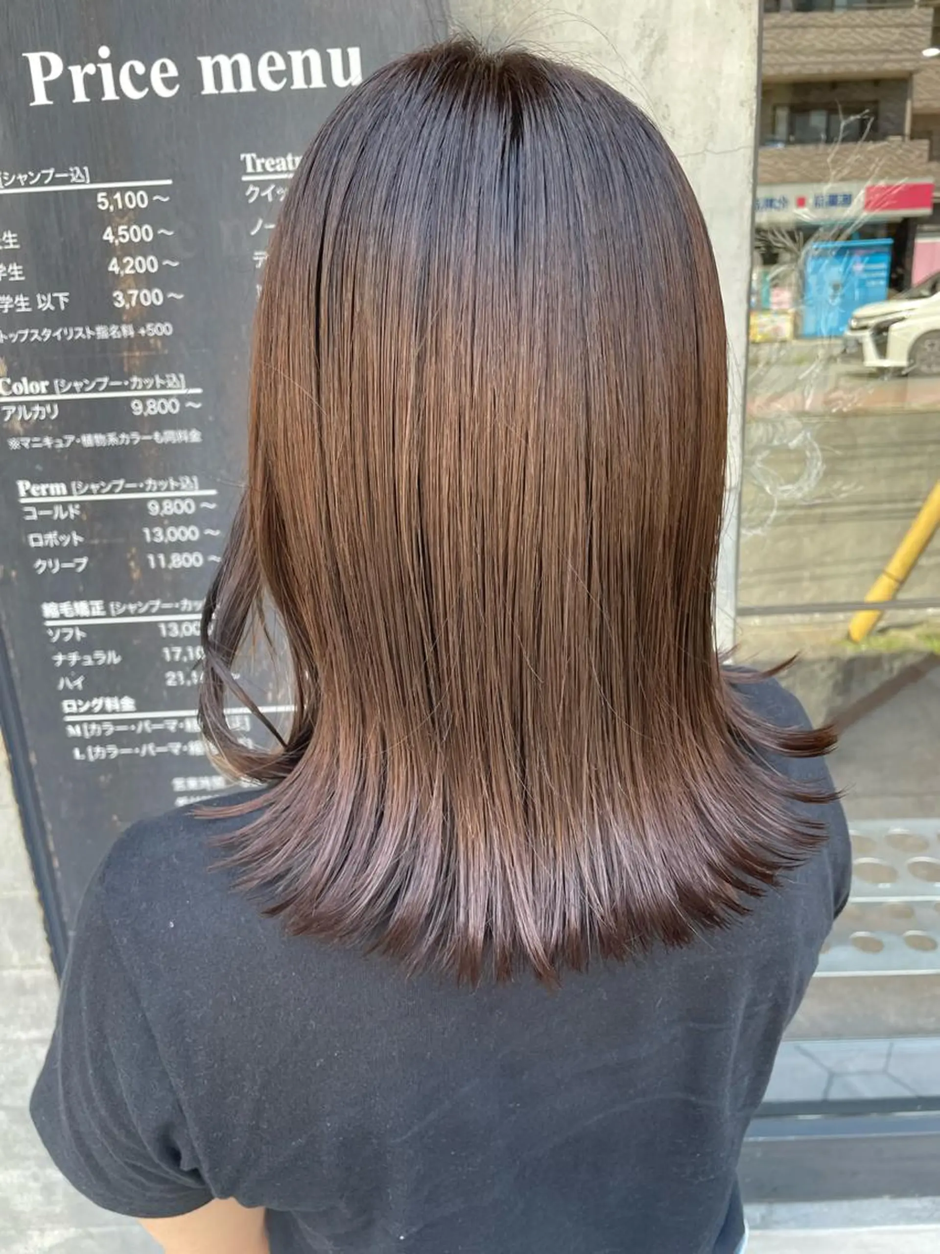 ミディアム 外ハネヘア カット ヘアカラー 高橋 葵のヘアスタイル