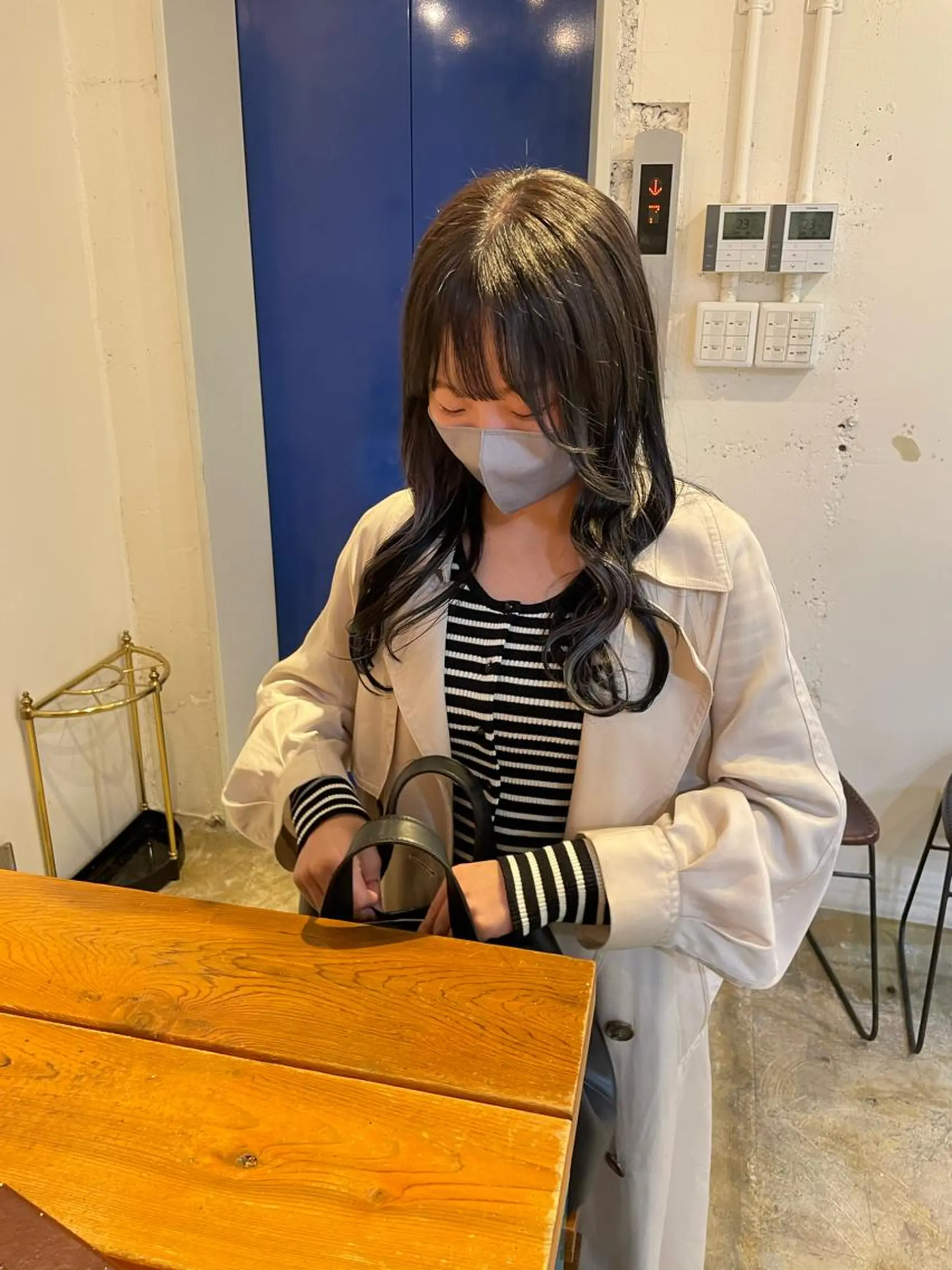 ロング カラー 黒髪 ブリーチ ラベンダーカラー ラベンダーグレー ヘアカラー トリートメント MIOベージュカラー 柔らかいカラーのヘアスタイル