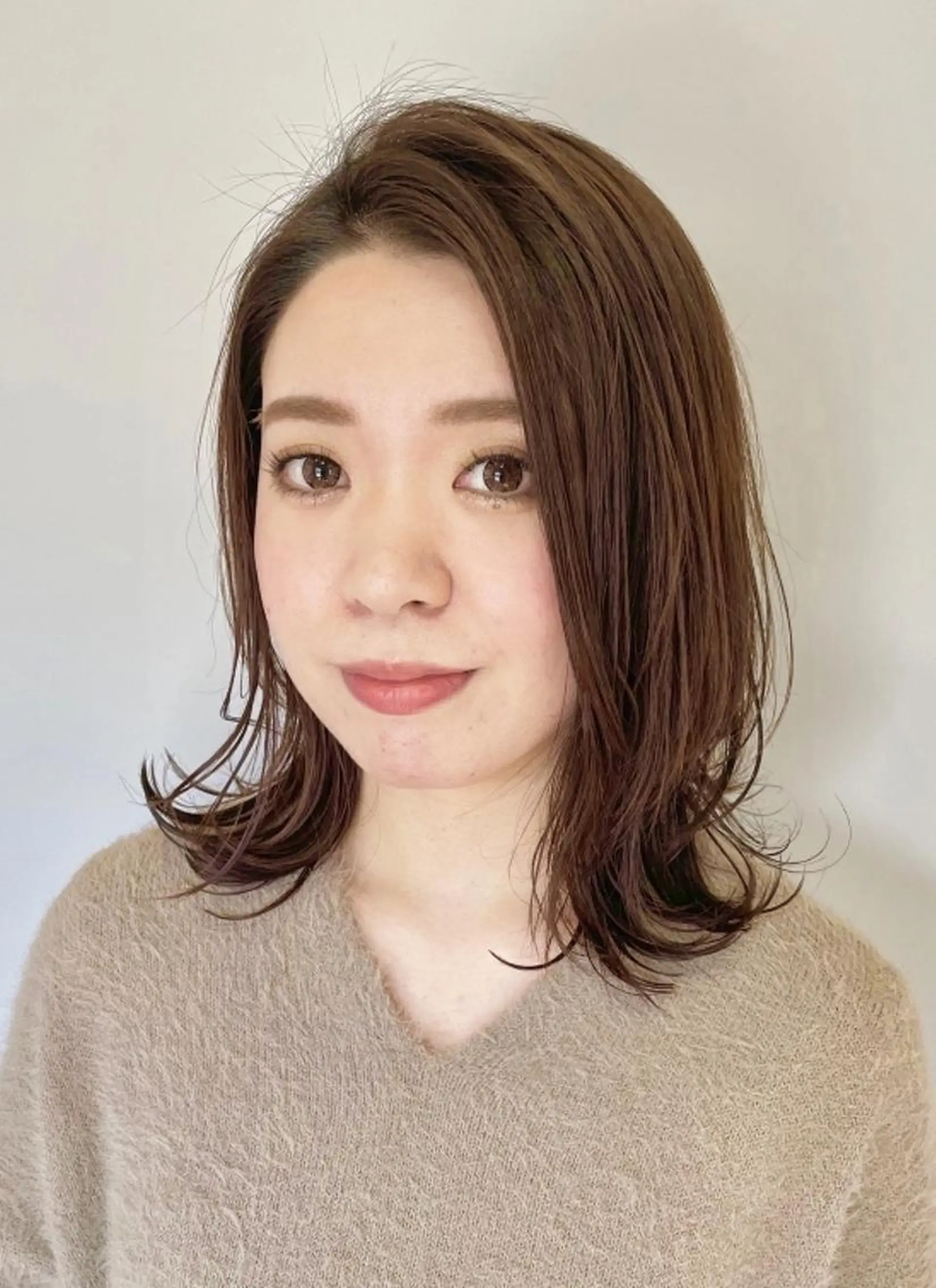 カラー セミロング Nina by Babyloneのヘアスタイル