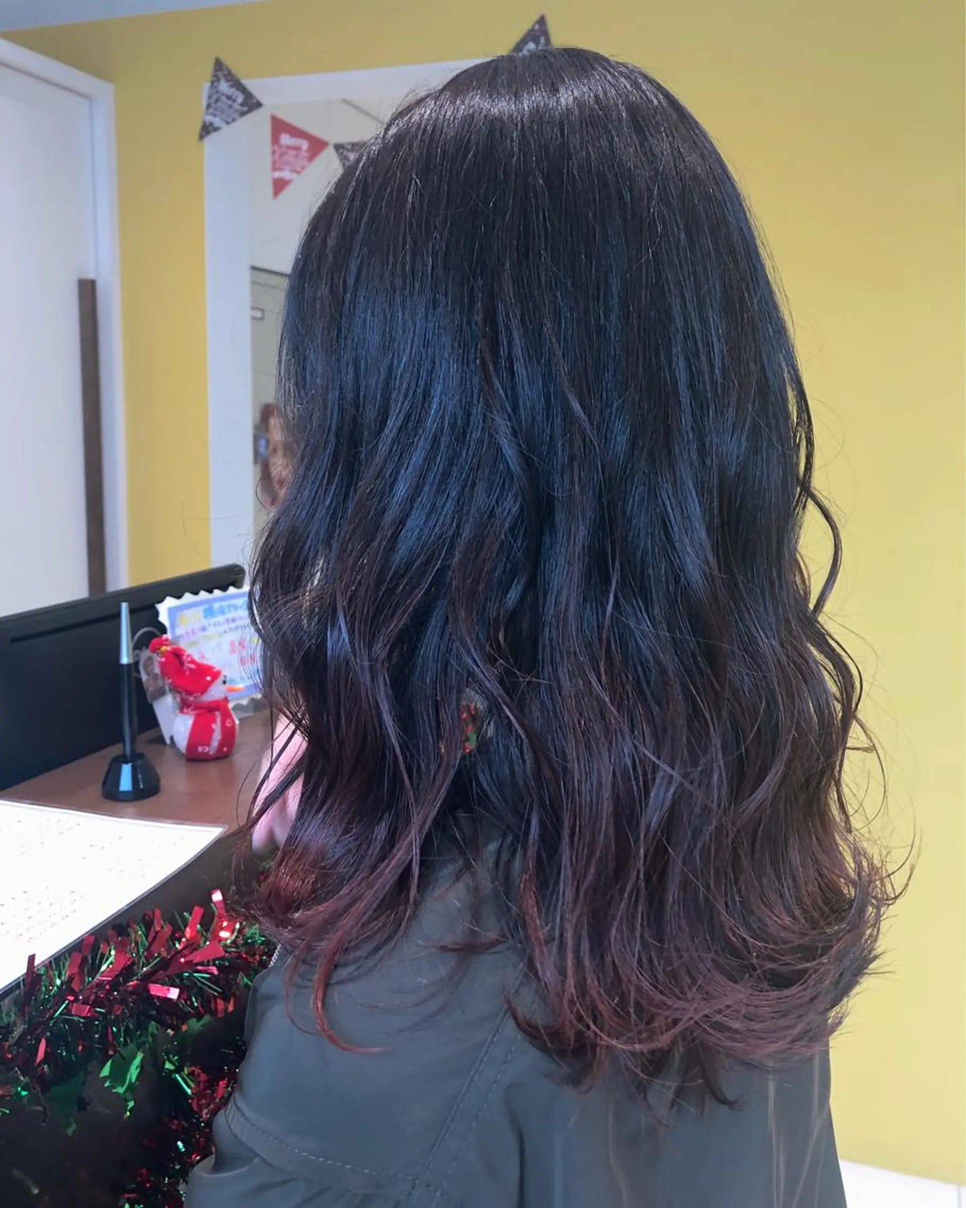 ロング カラー ブリーチ ボルドーカラー グラデーションカラー ブリーチなしカラー ヘアカラー sano sayakaのヘアスタイル