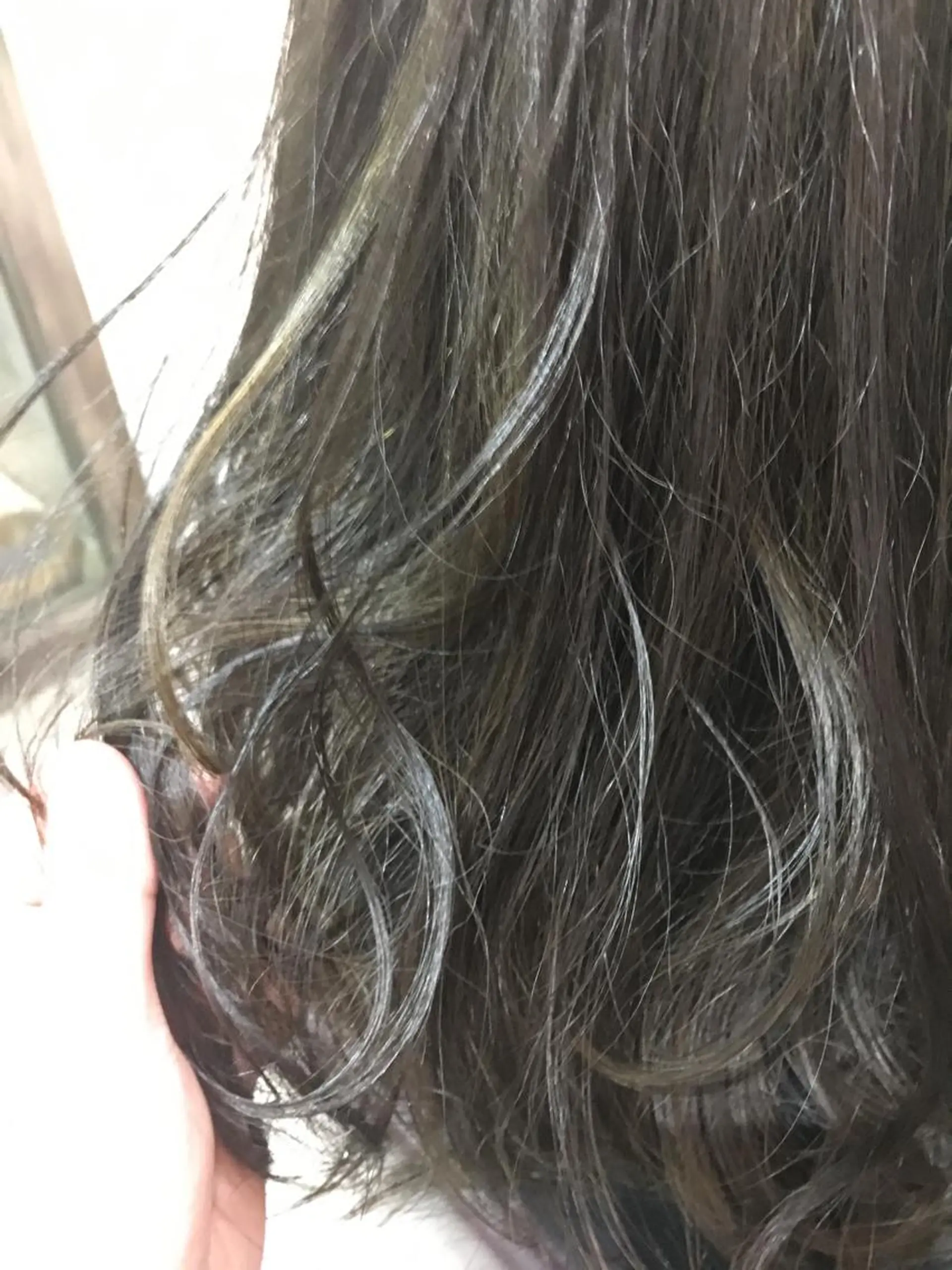 セミロング アッシュ アッシュグレー ヘアカラー 松本 亮のヘアスタイル