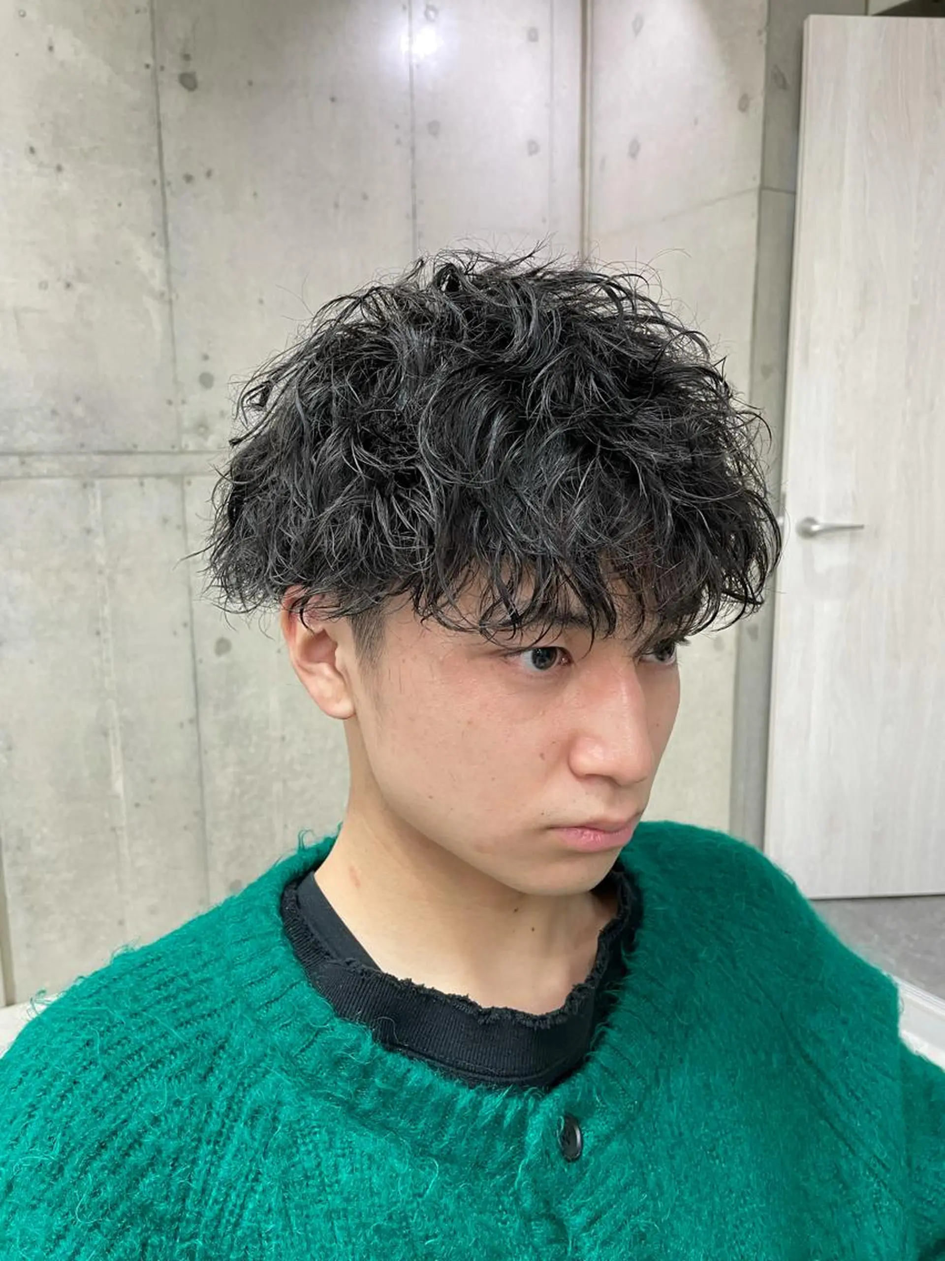 パーマ メンズ 艶髪／ハイトーン ブリーチ／髪質改善のヘアスタイル