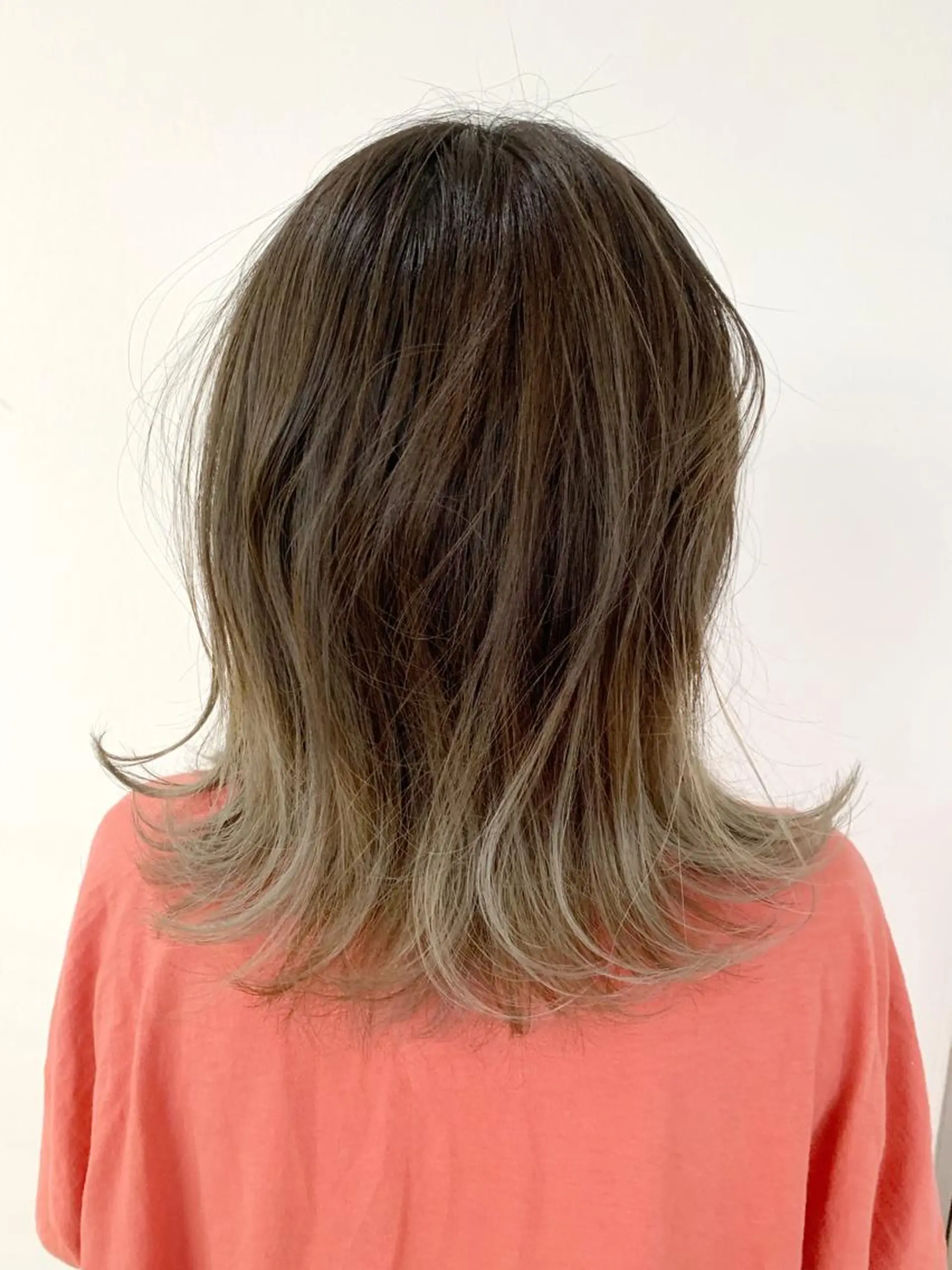セミロング カラー グラデーションカラー グレージュ ヘアカラー 佐藤 美紅のヘアスタイル