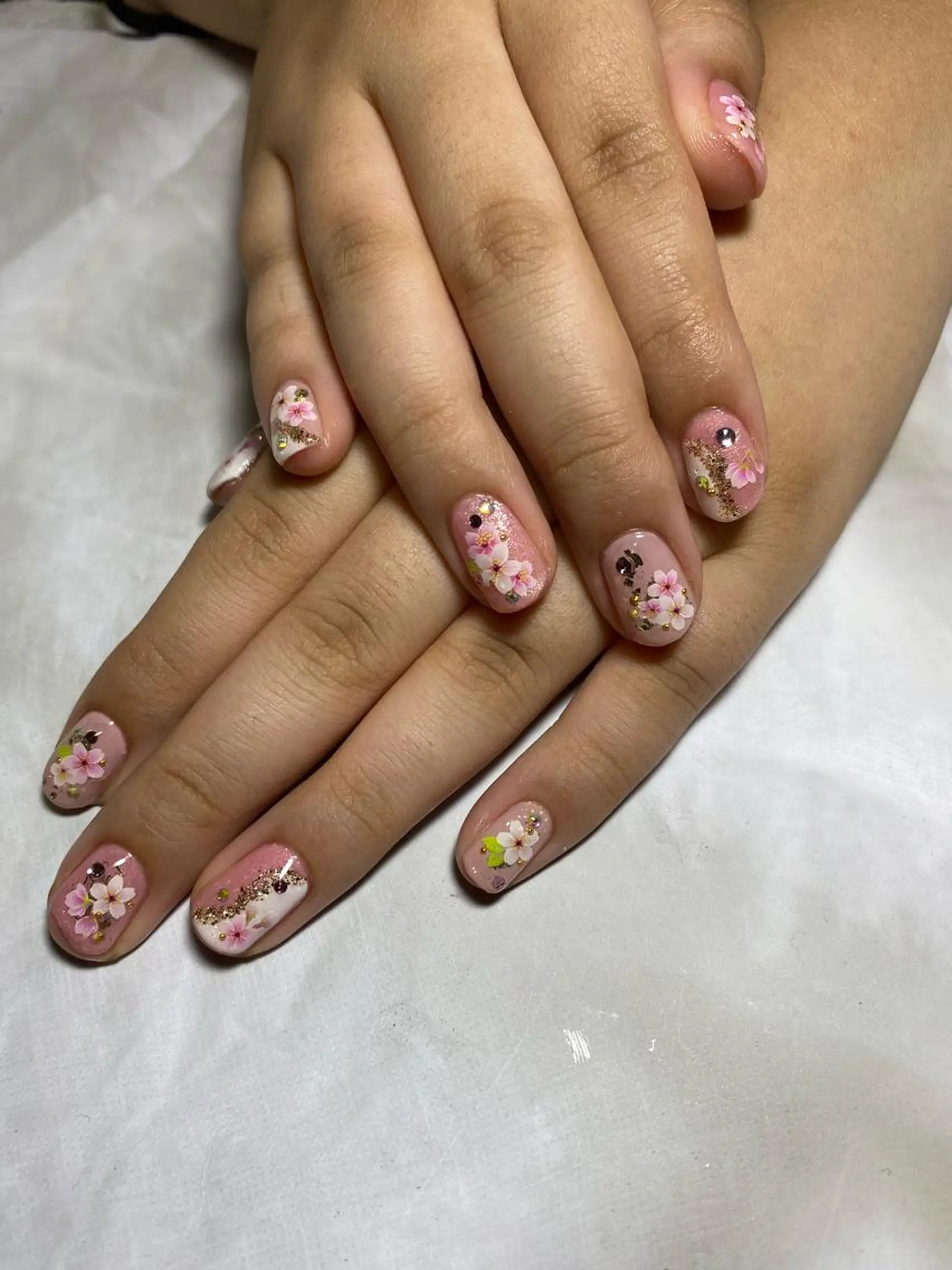 ネイル 成人式 キラキラネイル ハンドネイル フットネイル ハンドケア ✴︎:.｡. MAKI.｡.:✴︎のネイルデザイン