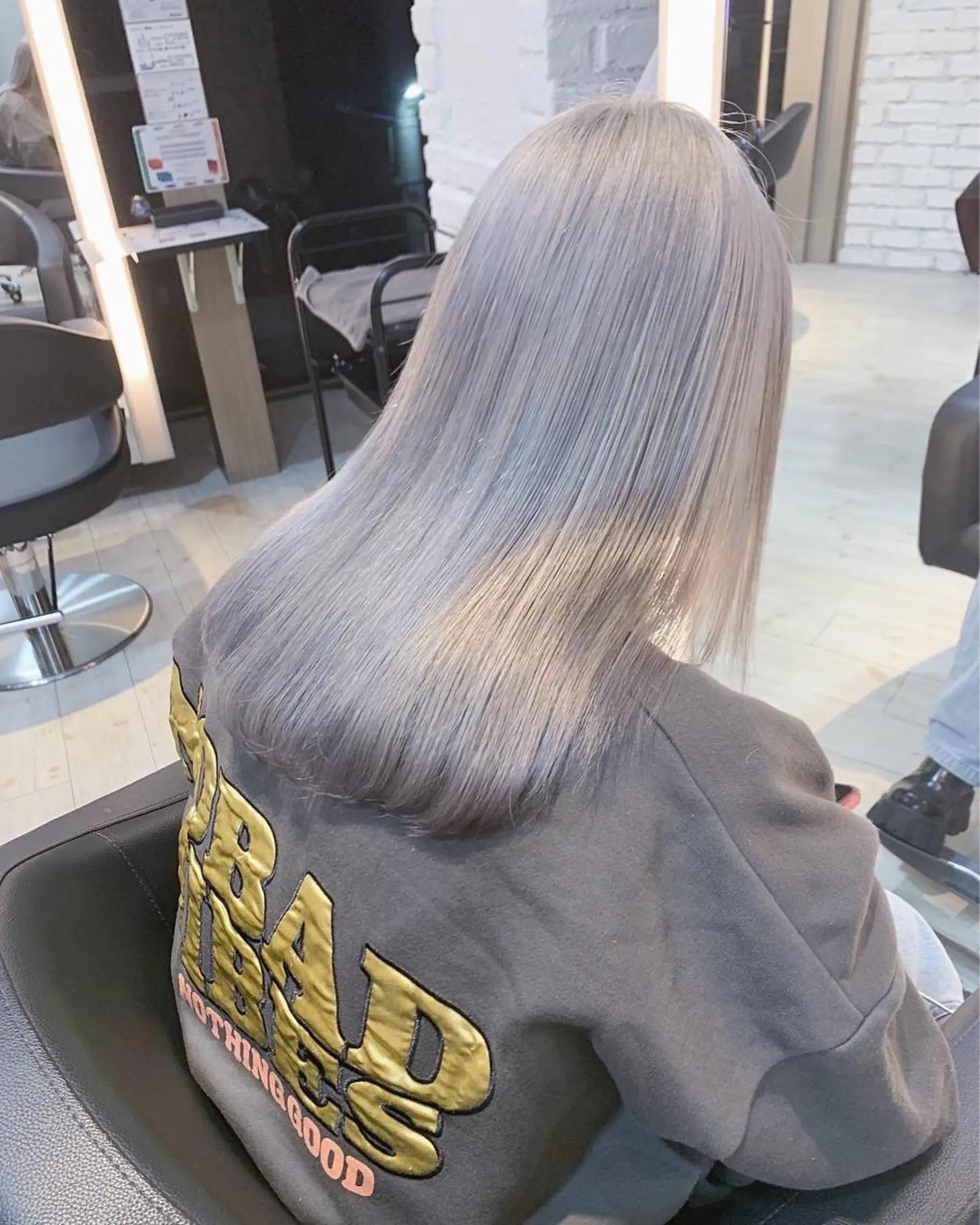 ミディアム カラー シルバー ホワイトシルバー カット ヘアカラー トリートメント 鈴木/ニュアンス パーマ/メンズのヘアスタイル