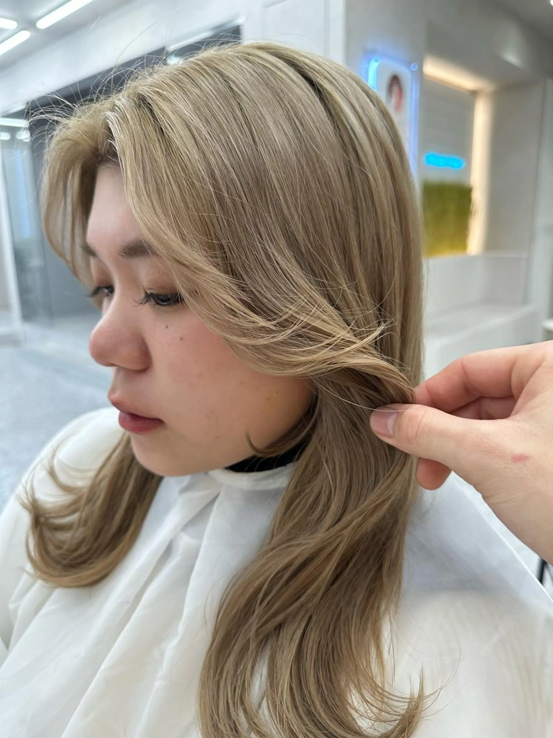 セミロング カラー レイヤーカット カット ヘアカラー 縮毛矯正 トリートメント ✨髪質改善特化✨副 店長椎葉信乃介のヘアスタイル