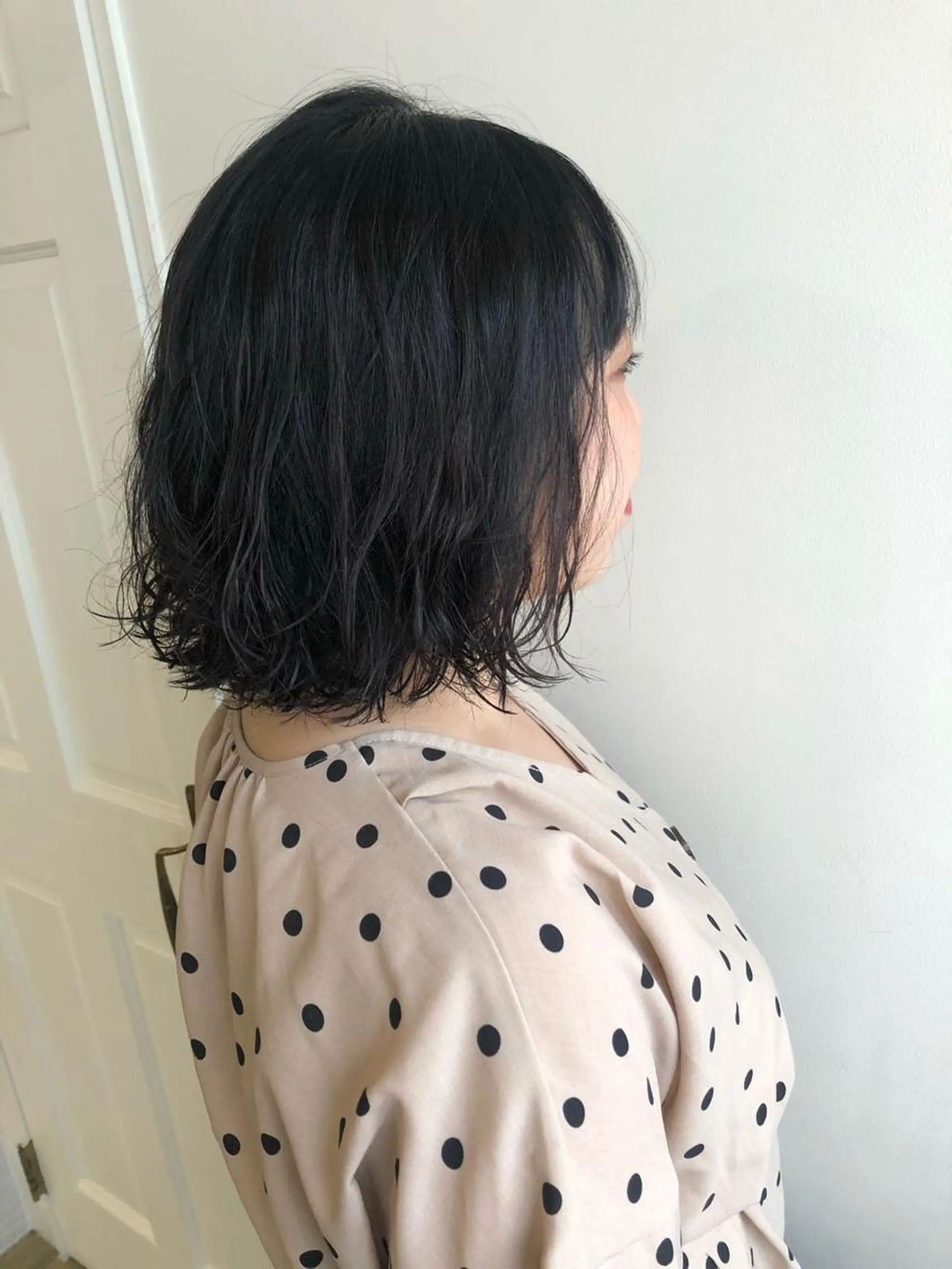 ショート パーマ MIOベージュカラー 柔らかいカラーのヘアスタイル