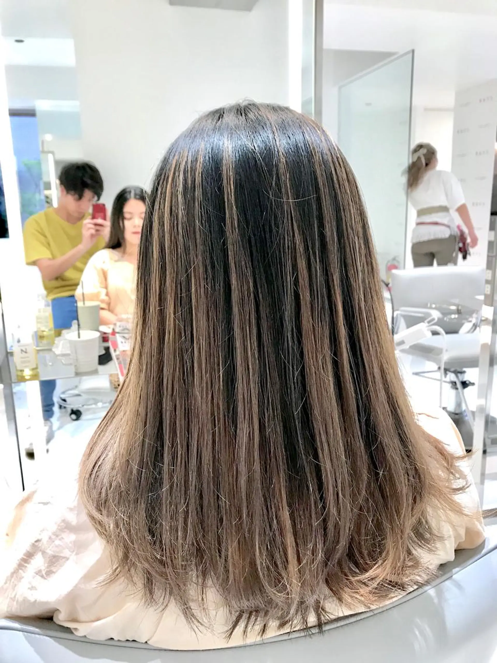 ミディアム カラー バレイヤージュ ベージュカラー ミルクティーベージュ レイヤーカット 加藤 憂のヘアスタイル