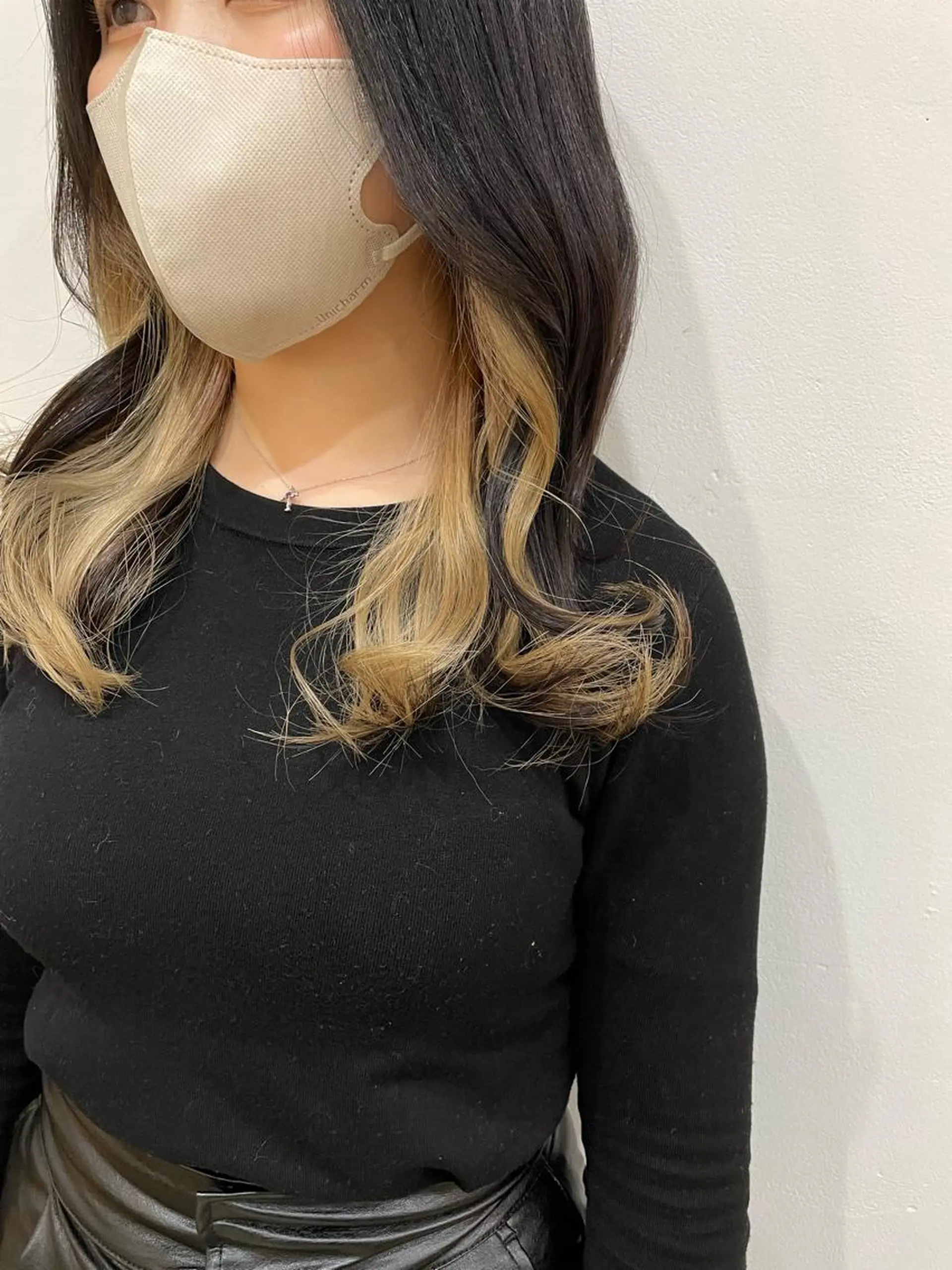 セミロング カラー ベージュカラー 黒髪 インナーカラー トルクアータ伏見 MIKUのヘアスタイル