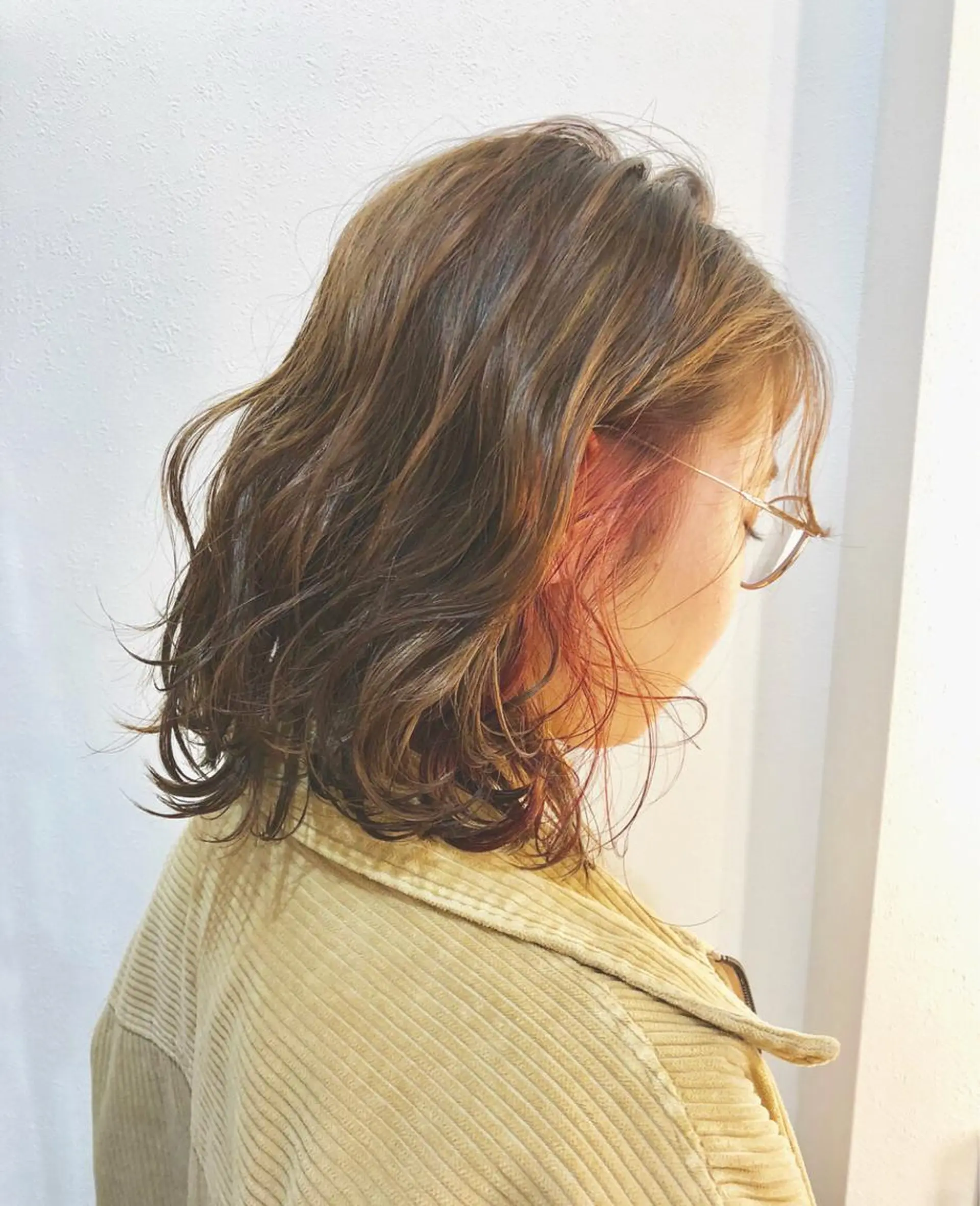 ミディアム カラー インナーカラー ピンクカラー 岩田 萌那のヘアスタイル