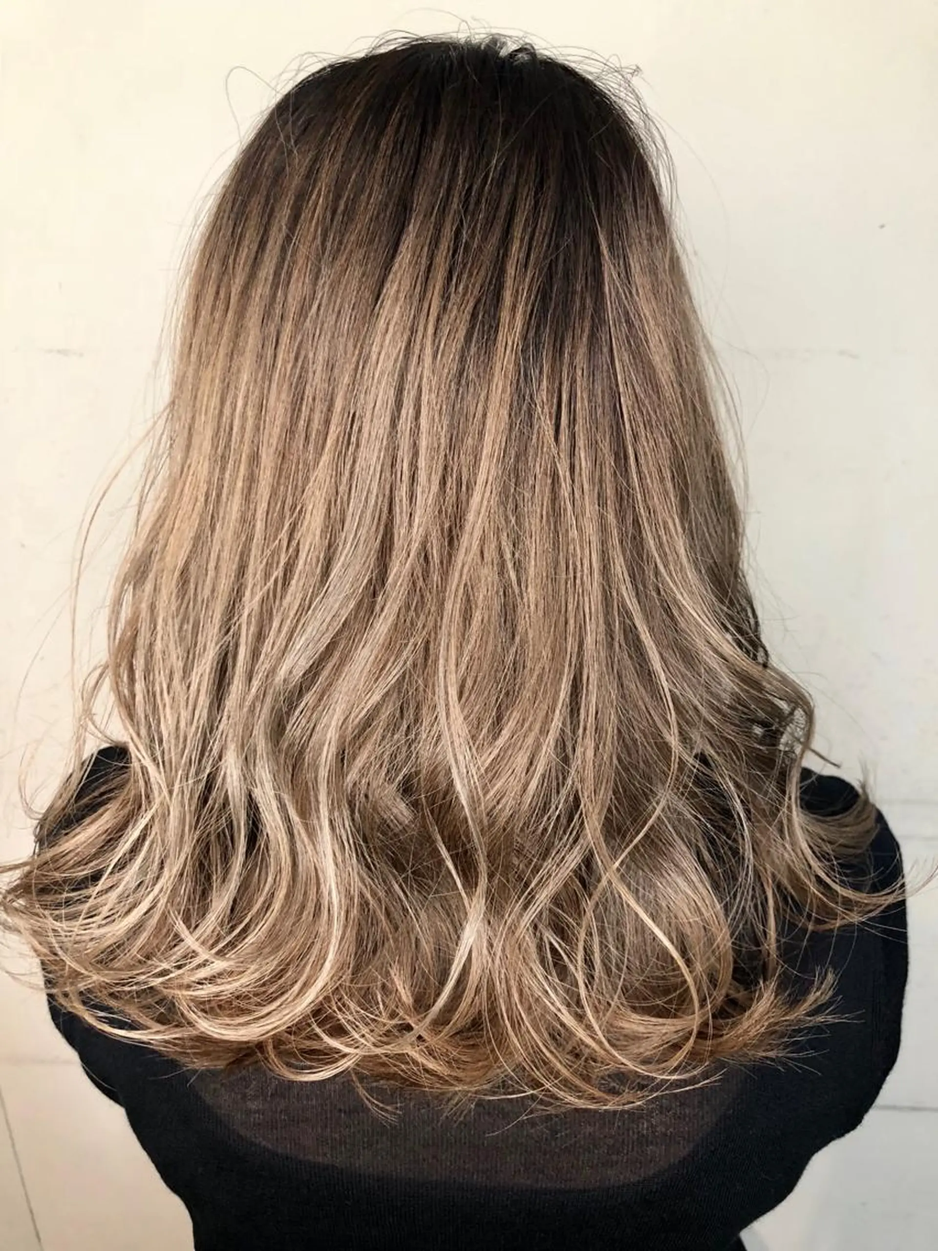 ミディアム カラー ベージュカラー グラデーションカラー 西本 夏美のヘアスタイル