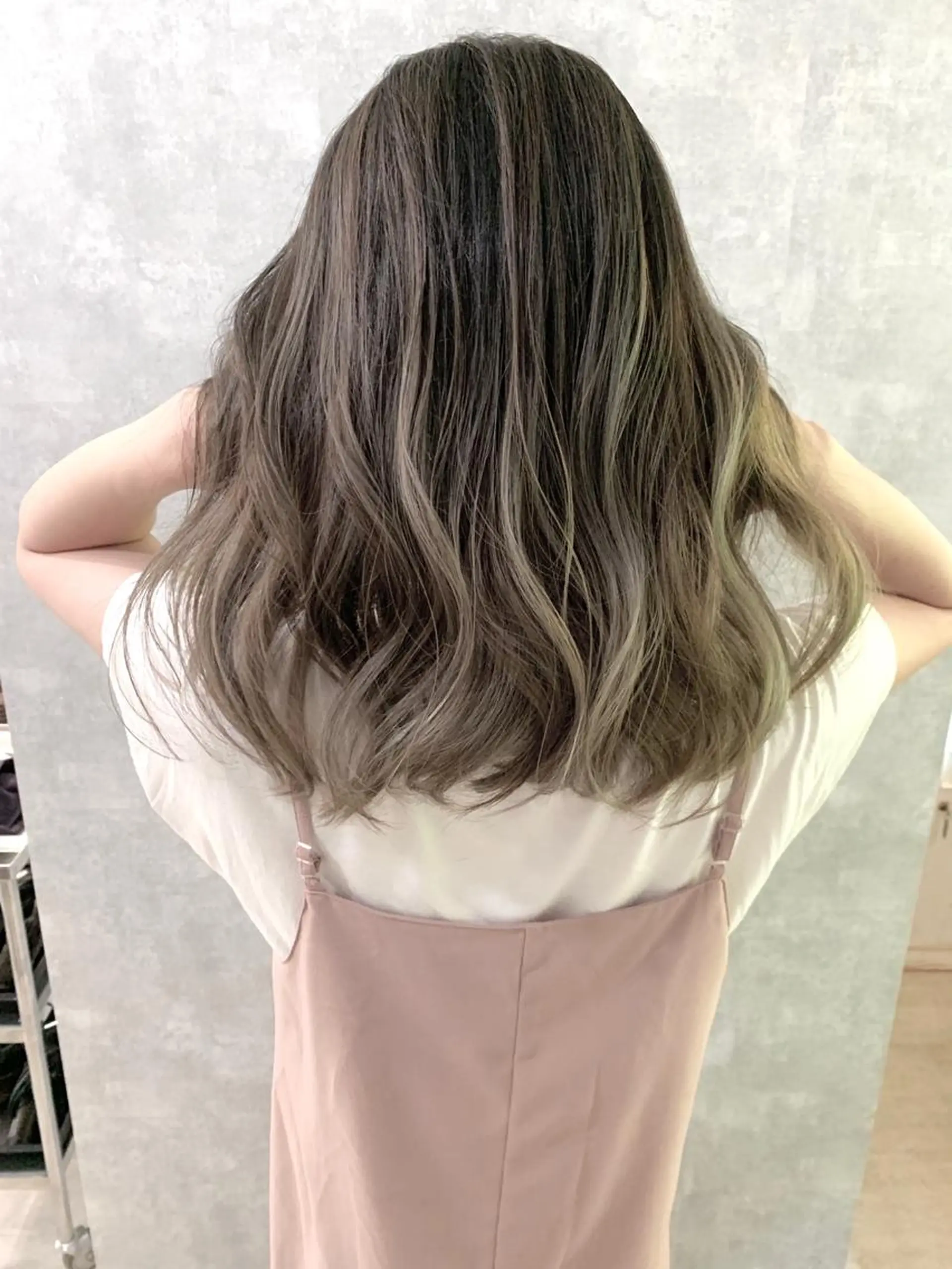 ミディアム カラー ヘアアレンジ バレイヤージュ レイヤーカット ヘアカラー トリートメント 小林 正樹のヘアスタイル