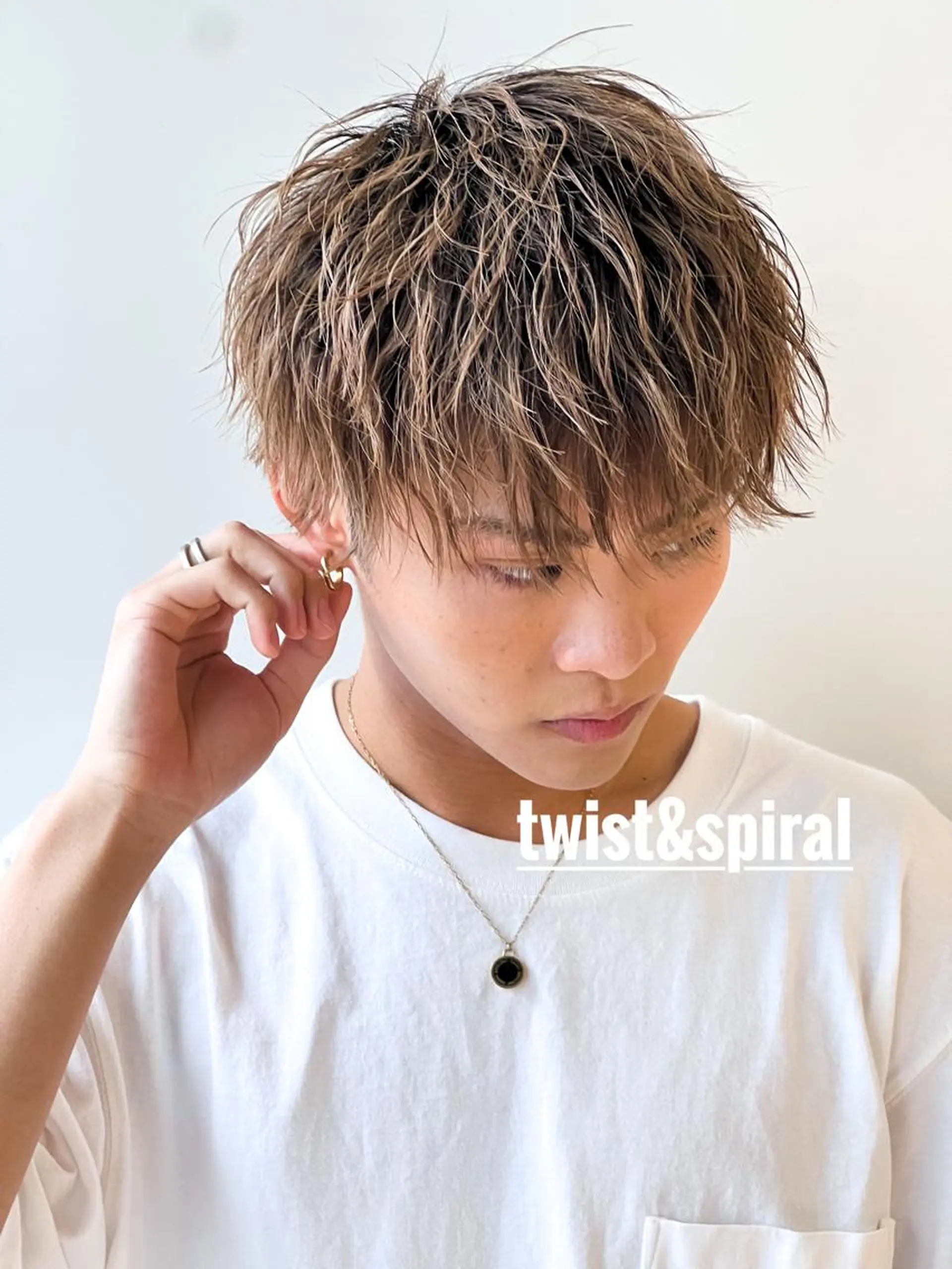 ショート カラー パーマ メンズ メンズパーマ ツイストスパイラルパーマ 波巻きパーマ スパイラルパーマ カット パーマ メンズカット曲がる 縮毛矯正佐々木タクマのヘアスタイル