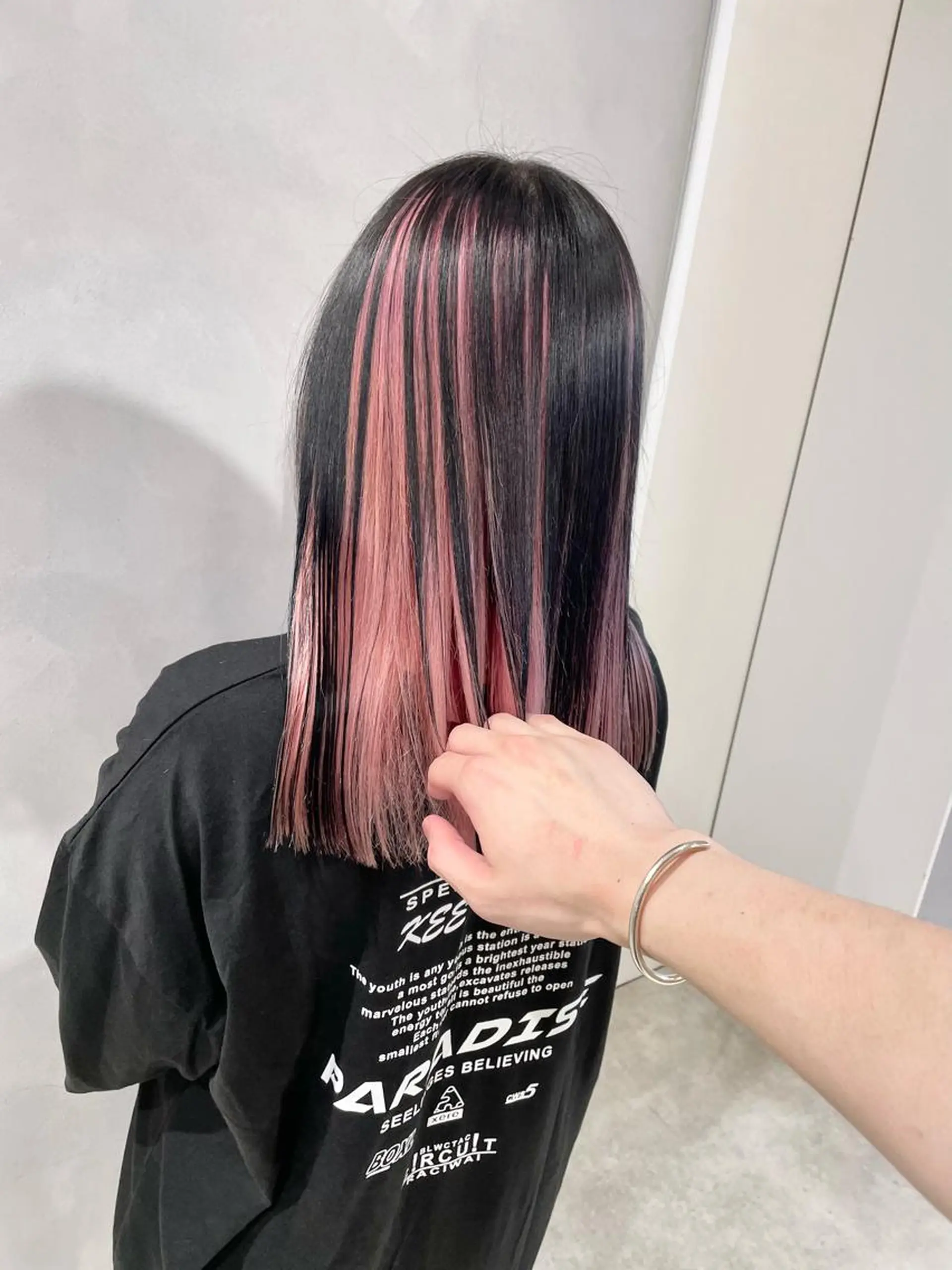 セミロング カラー 黒髪 ピンクカラー ホワイトピンク ハイトーン×レイヤー ／遠藤将太のヘアスタイル