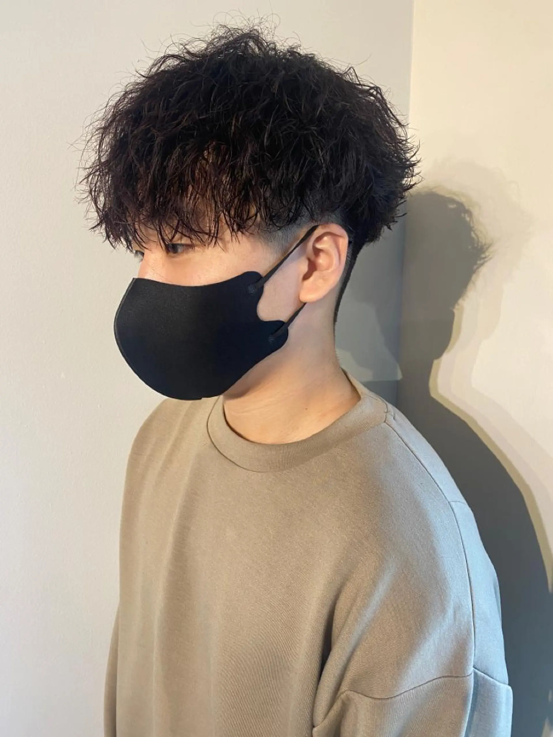 ショート カラー パーマ メンズ メンズブリーチ コンマヘア フェードカット メンズハイライト カルマパーマ カット ヘアカラー パーマ トリートメント 🔹YUTA🔹 メンズパーマのヘアスタイル