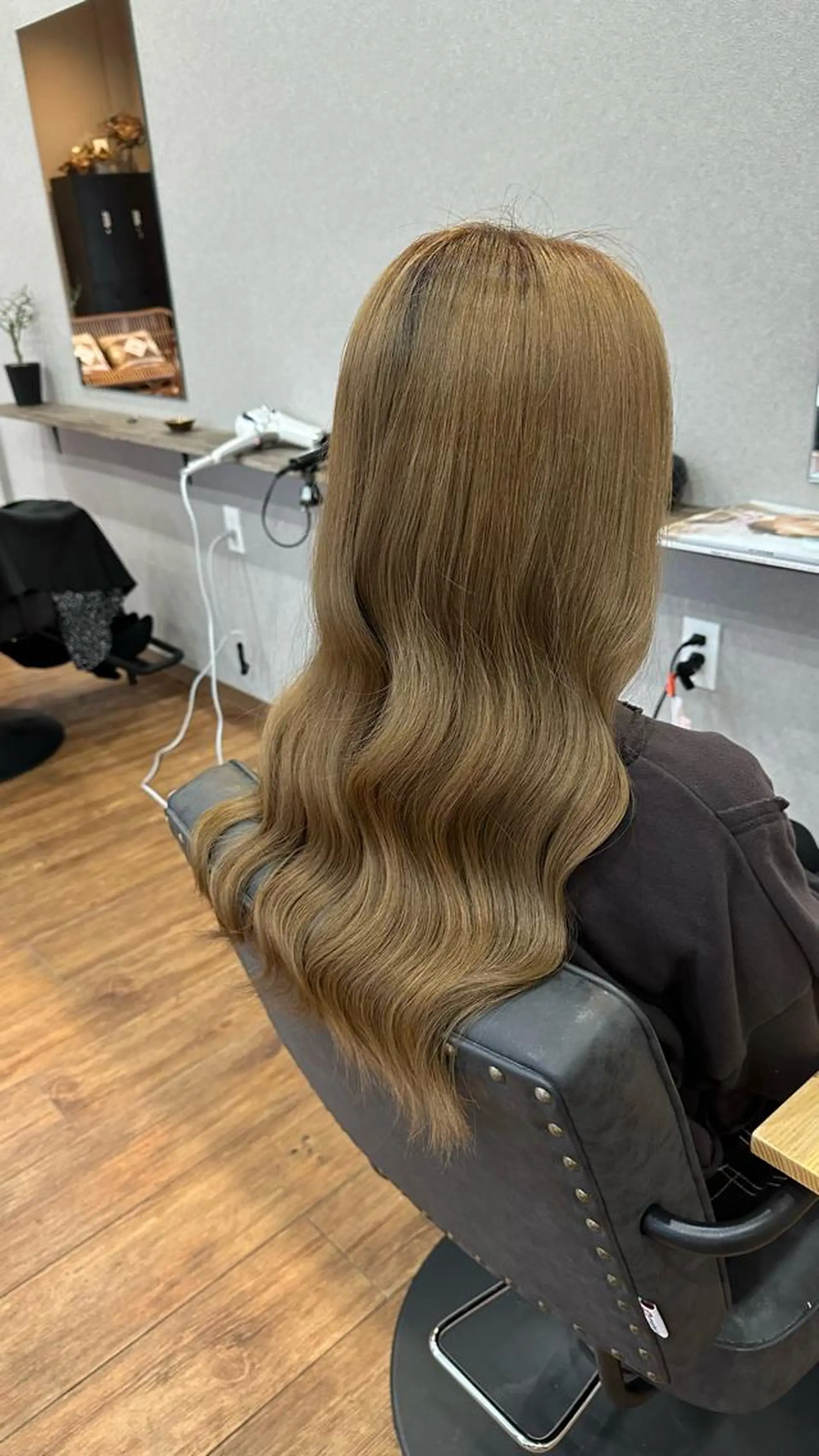 ロング カラー ベージュカラー ミルクティーベージュ ヘアカラー トリートメント 鵜飼 真伍のヘアスタイル