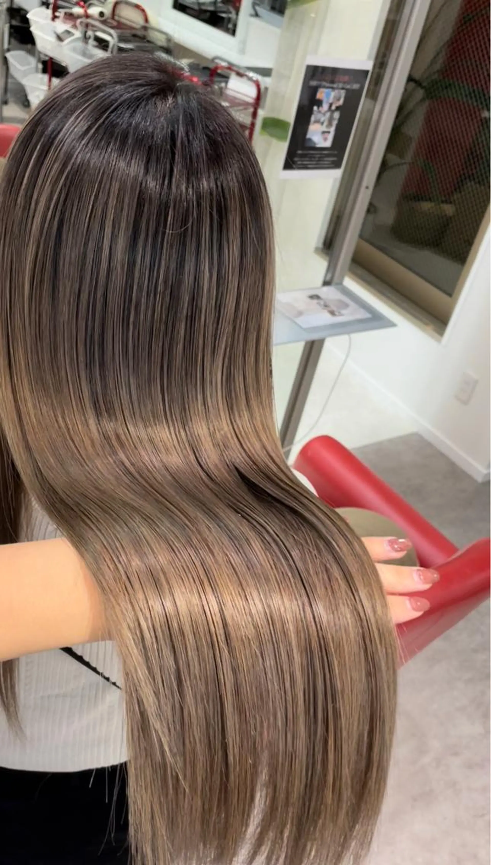 ロング カラー バレイヤージュ グレージュ レイヤーカット トリートメント Merlyosaka 早川未来のヘアスタイル