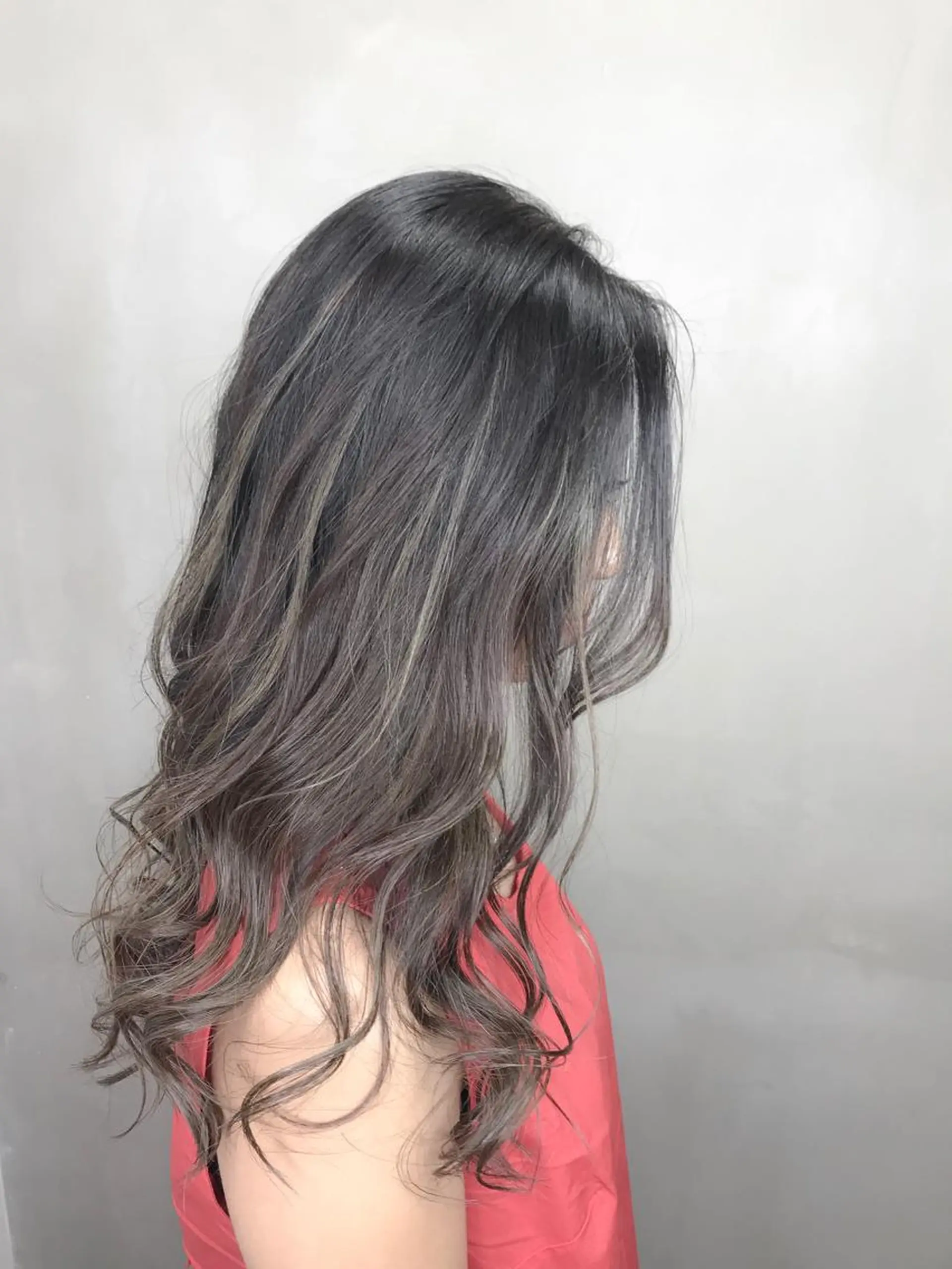 セミロング カラー バレイヤージュ レイヤーカット 【透明感、艶髪】西村 有司のヘアスタイル