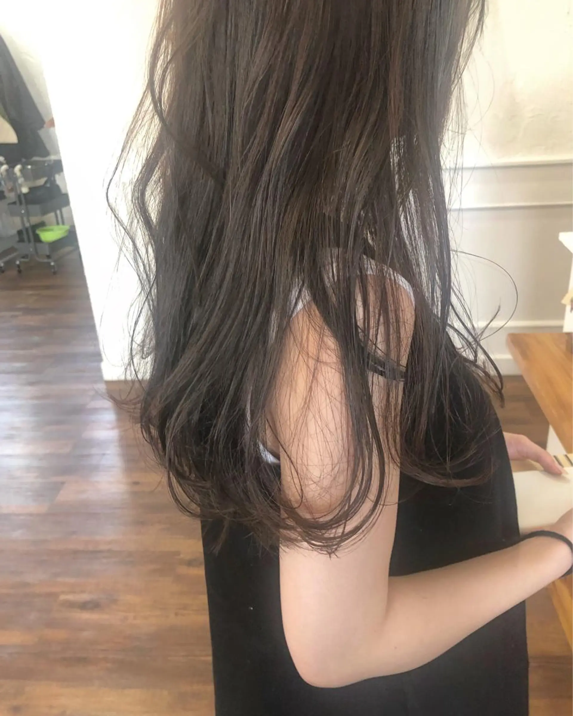 ロング カラー アッシュ ベージュカラー ヘアカラー トリートメント 江原 彩華のヘアスタイル