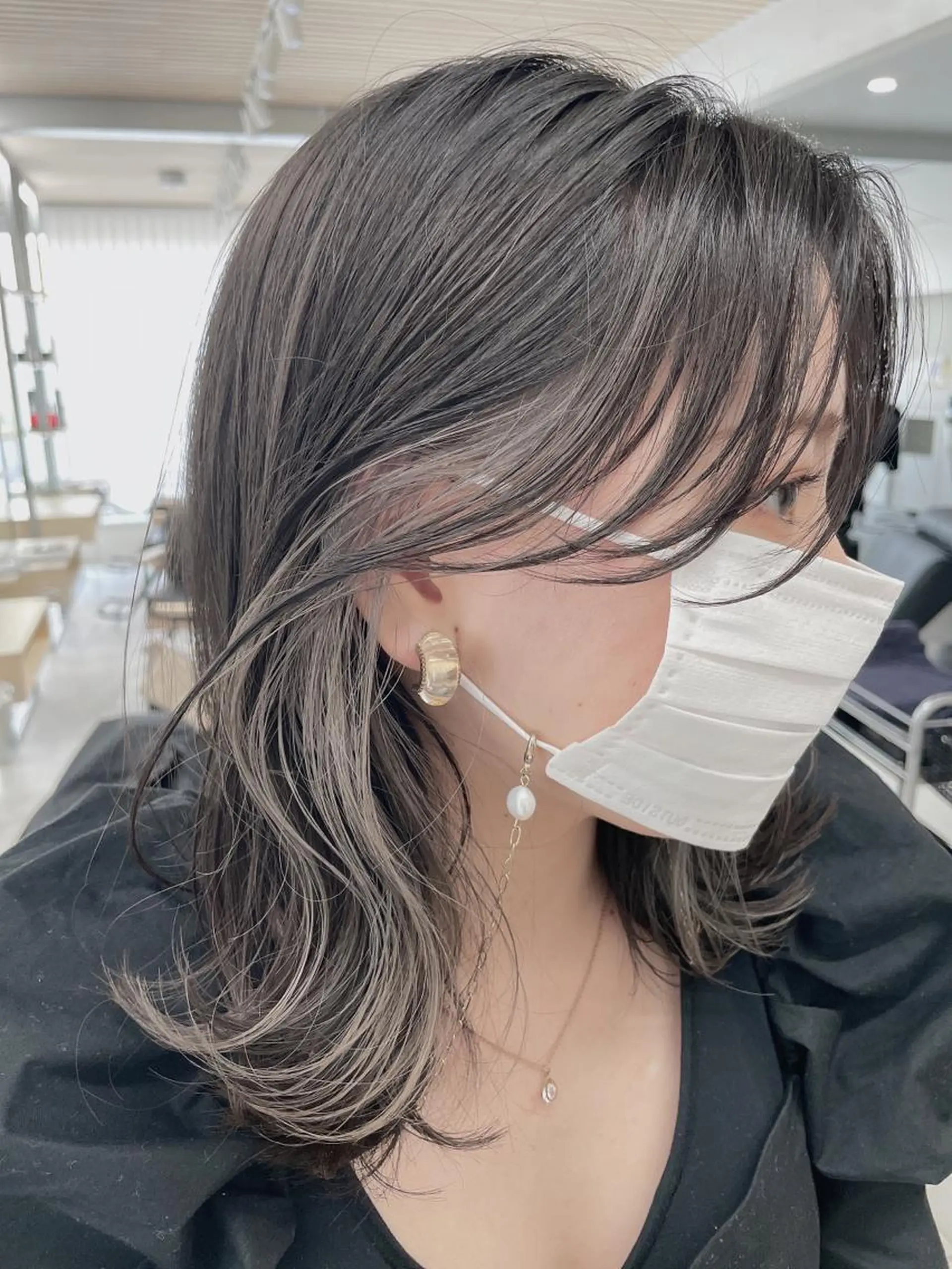 ミディアム カラー レイヤーカット 透明感カラーのヘアスタイル