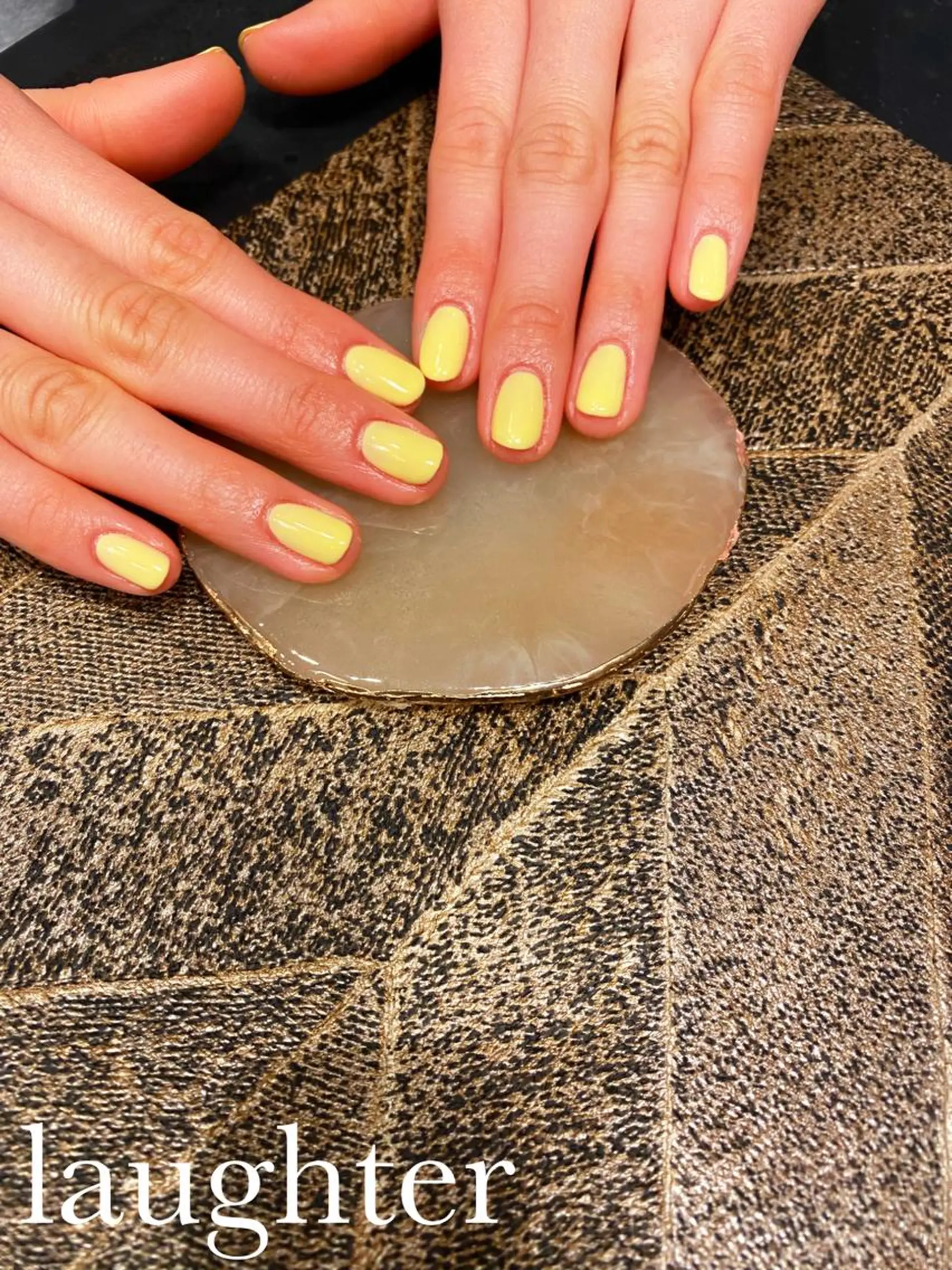 ネイル ワンカラーネイル 春ネイル 黄色 ハンドネイル laughter nailのネイルデザイン