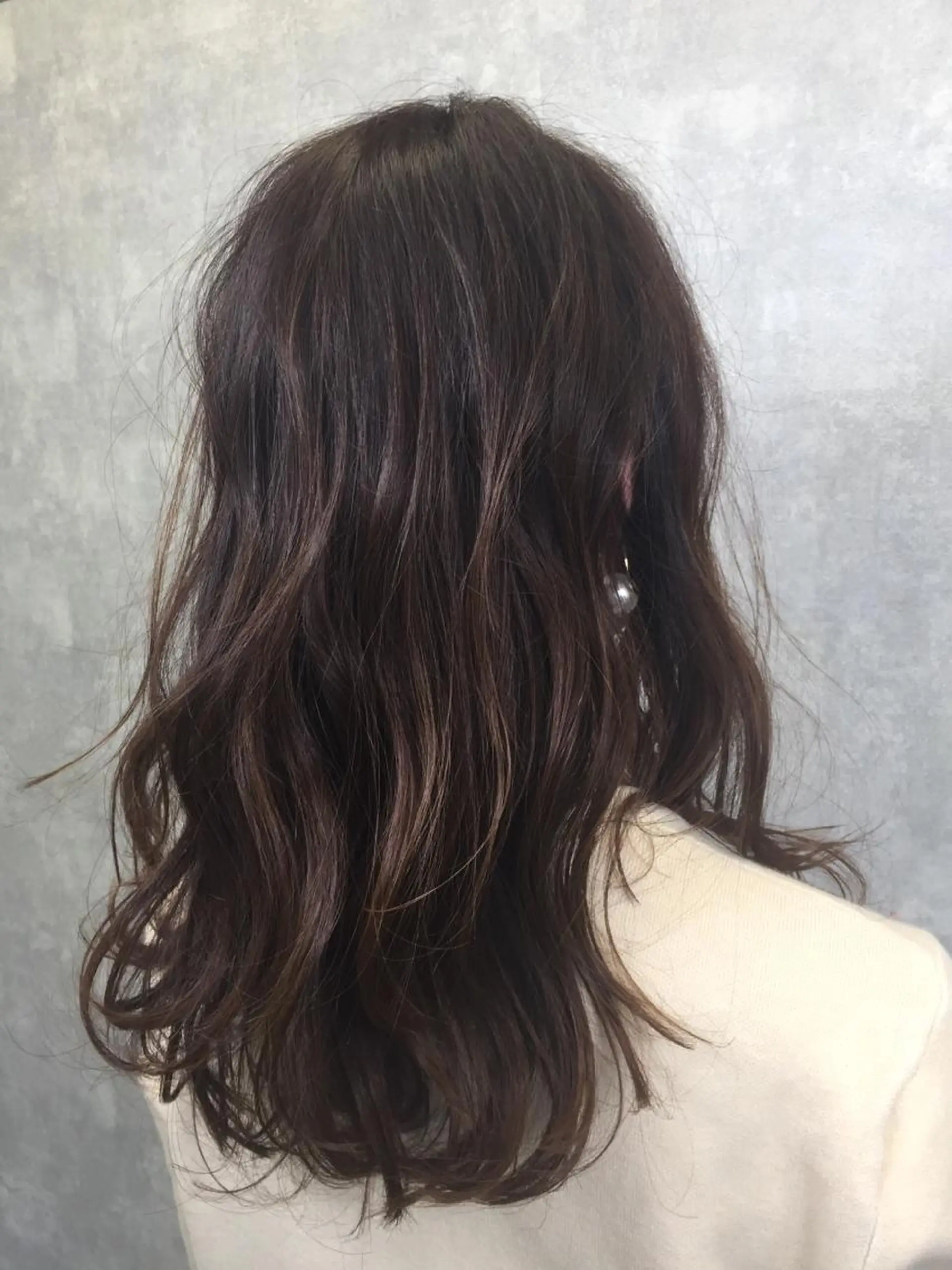 ミディアム カット 肌に馴染む暗髪 梅田・増田のヘアスタイル