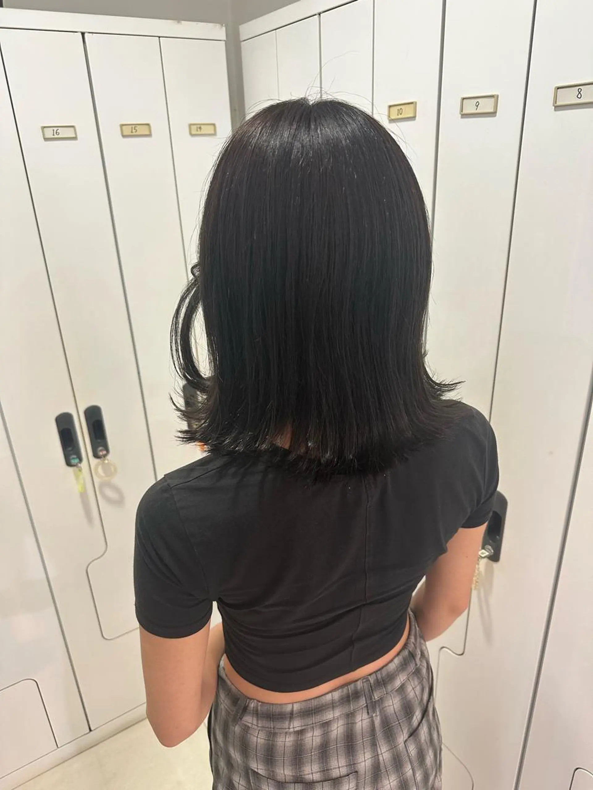 ミディアム レイヤー 艶々カラーのヘアスタイル