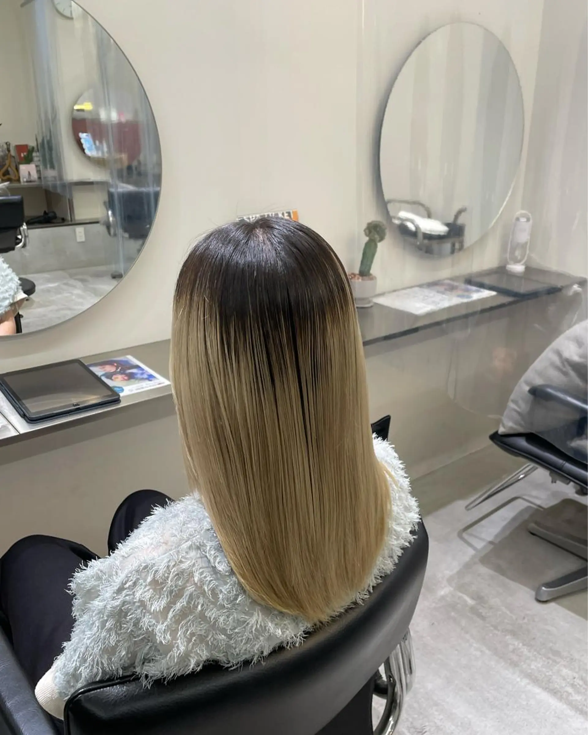 ミディアム 安達 萌花のヘアスタイル