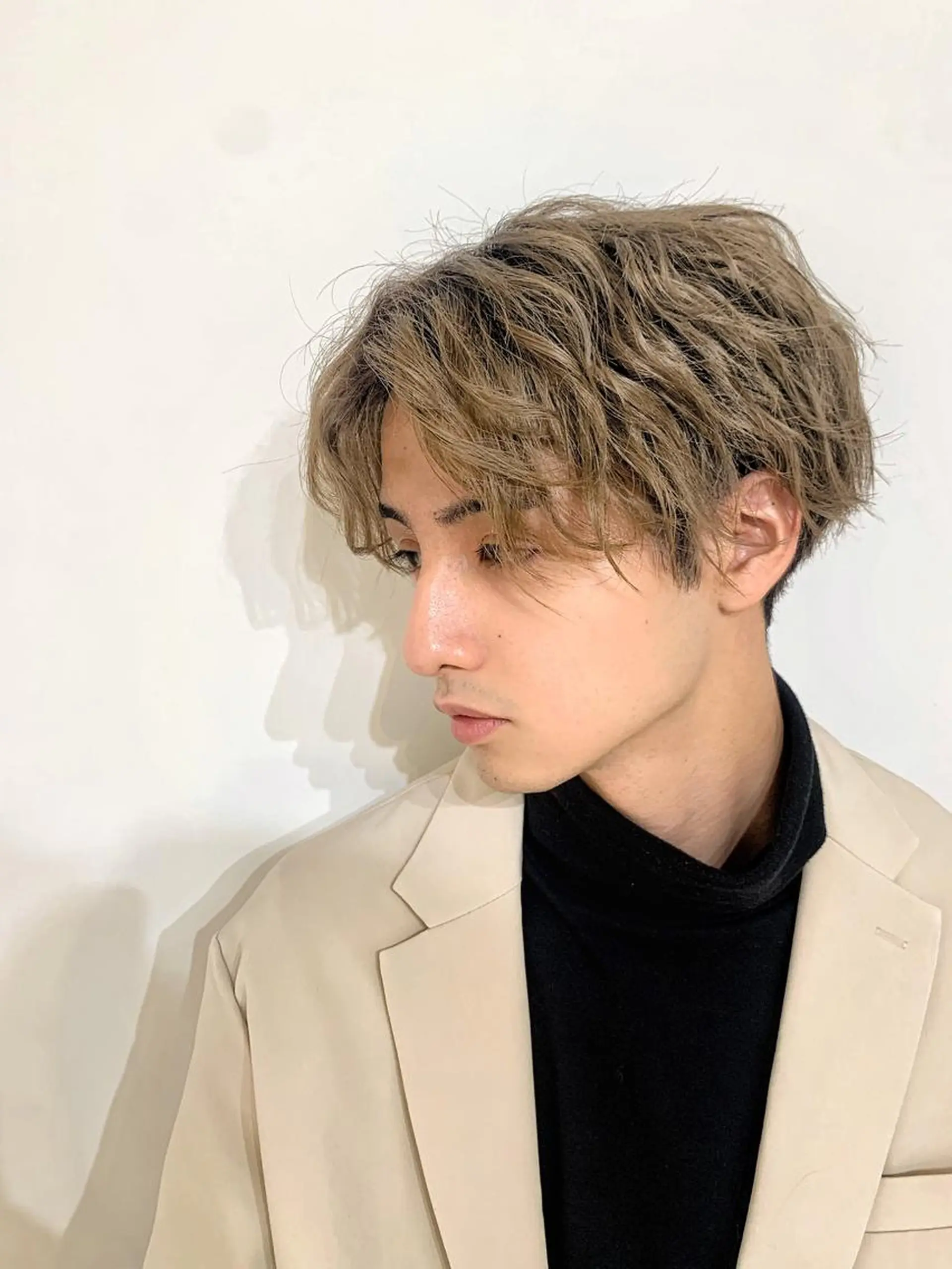 ミディアム カラー メンズ ミディアムパーマ メンズブリーチ センターパート フェードカット メンズハイライト メンズStylist 山根慧のヘアスタイル