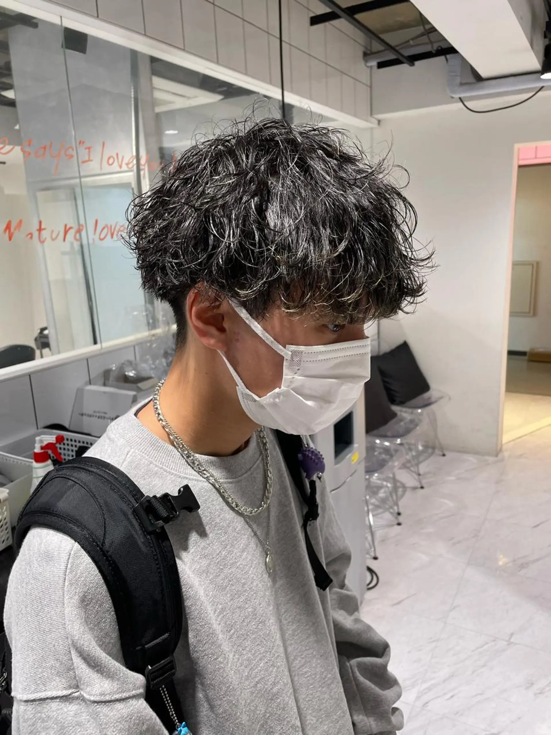 ショート カラー パーマ ヘアアレンジ メンズ キッズ マツエク・マツパ アイブロウ アップバング センターパート メンズハイトーン マッシュウルフ マッシュ カット パーマ トリートメント ヘッドスパ ヘアセット スパイキー/フェザー /波巻き/かいとのヘアスタイル