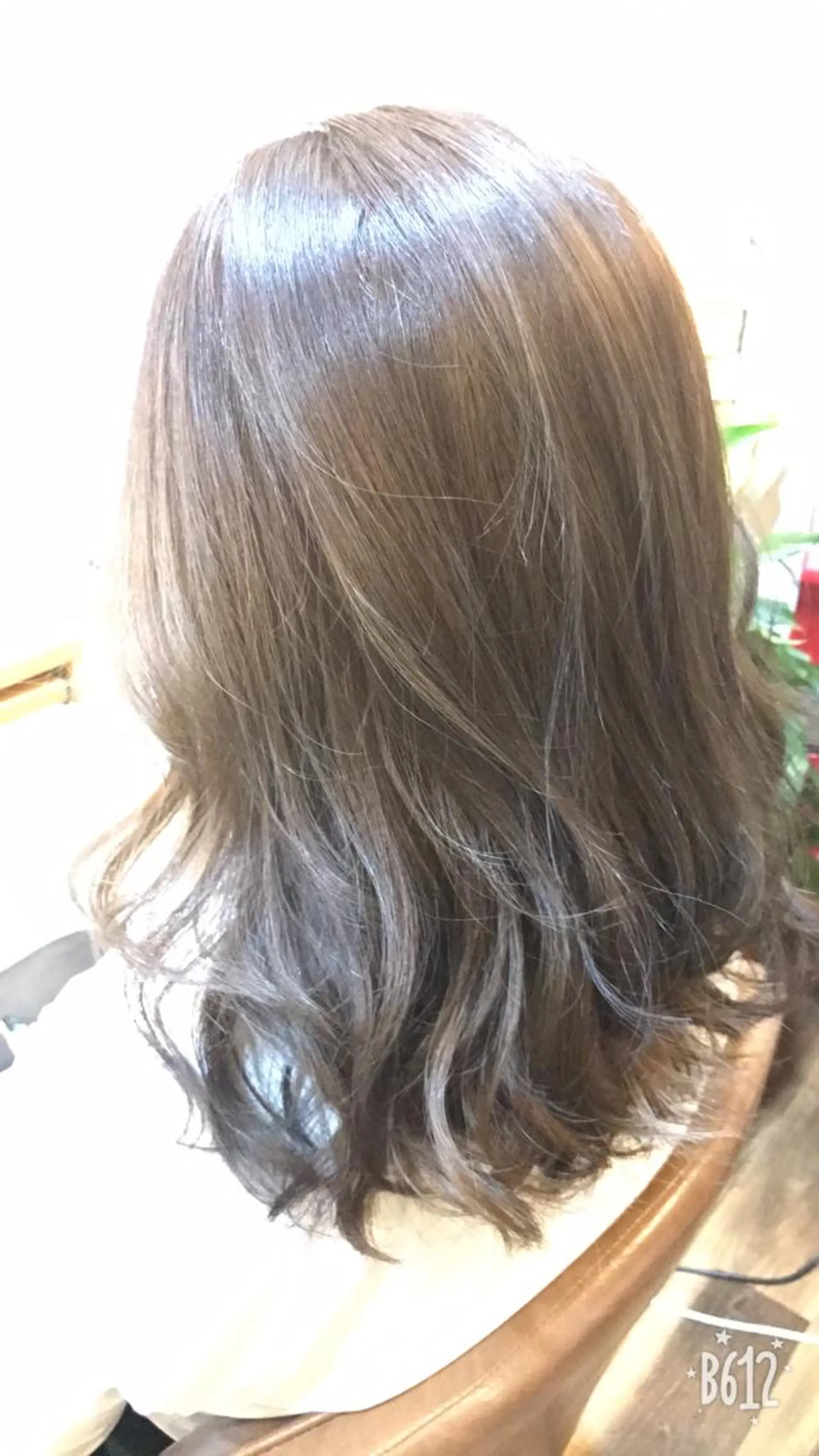 セミロング カラー ハイライトカラー ハイライト 石川 奈緒子のヘアスタイル