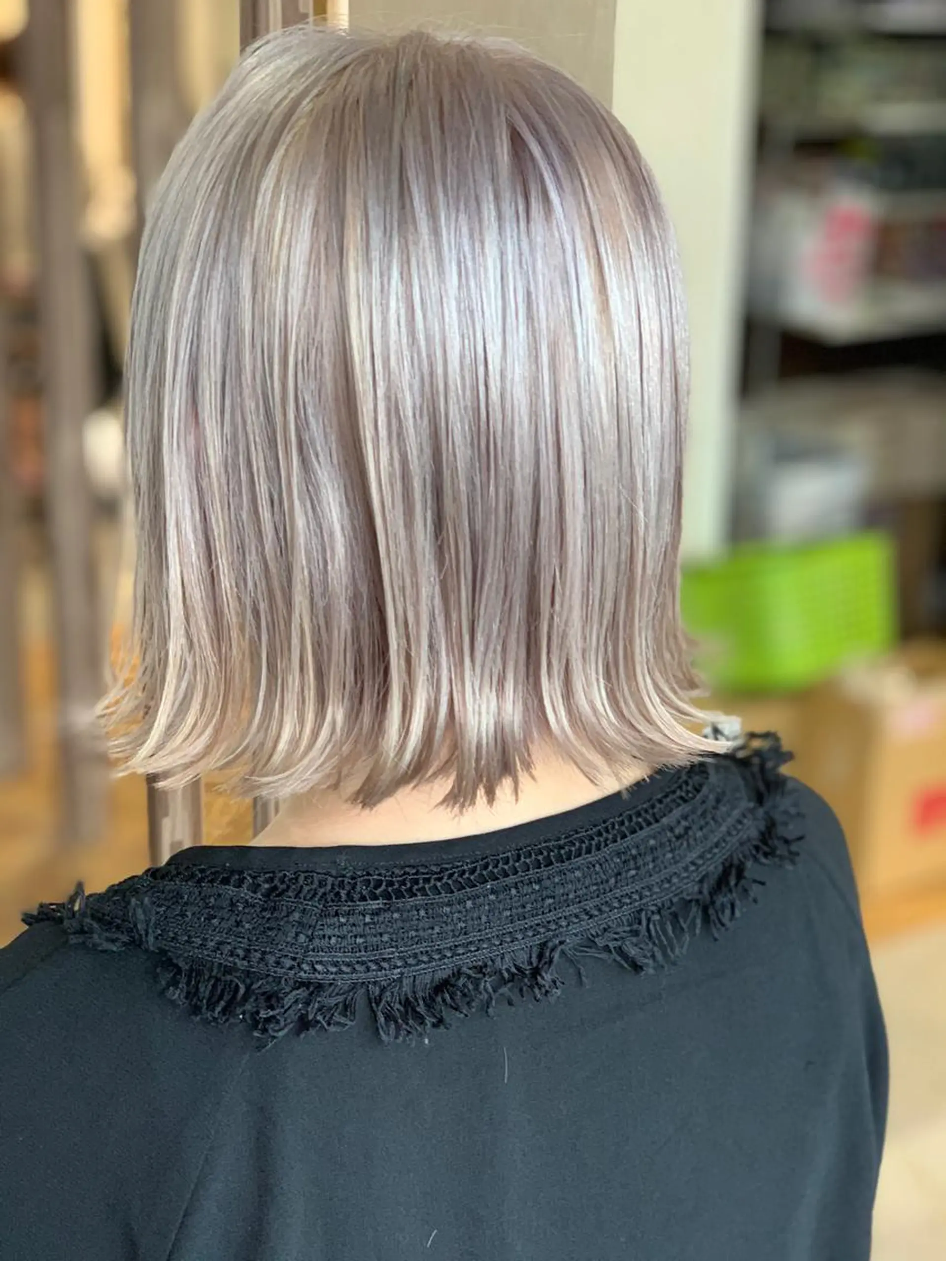 ショート カラー シルバー ホワイトシルバー ヘアカラー トリートメント LUXBE LUCEのヘアスタイル