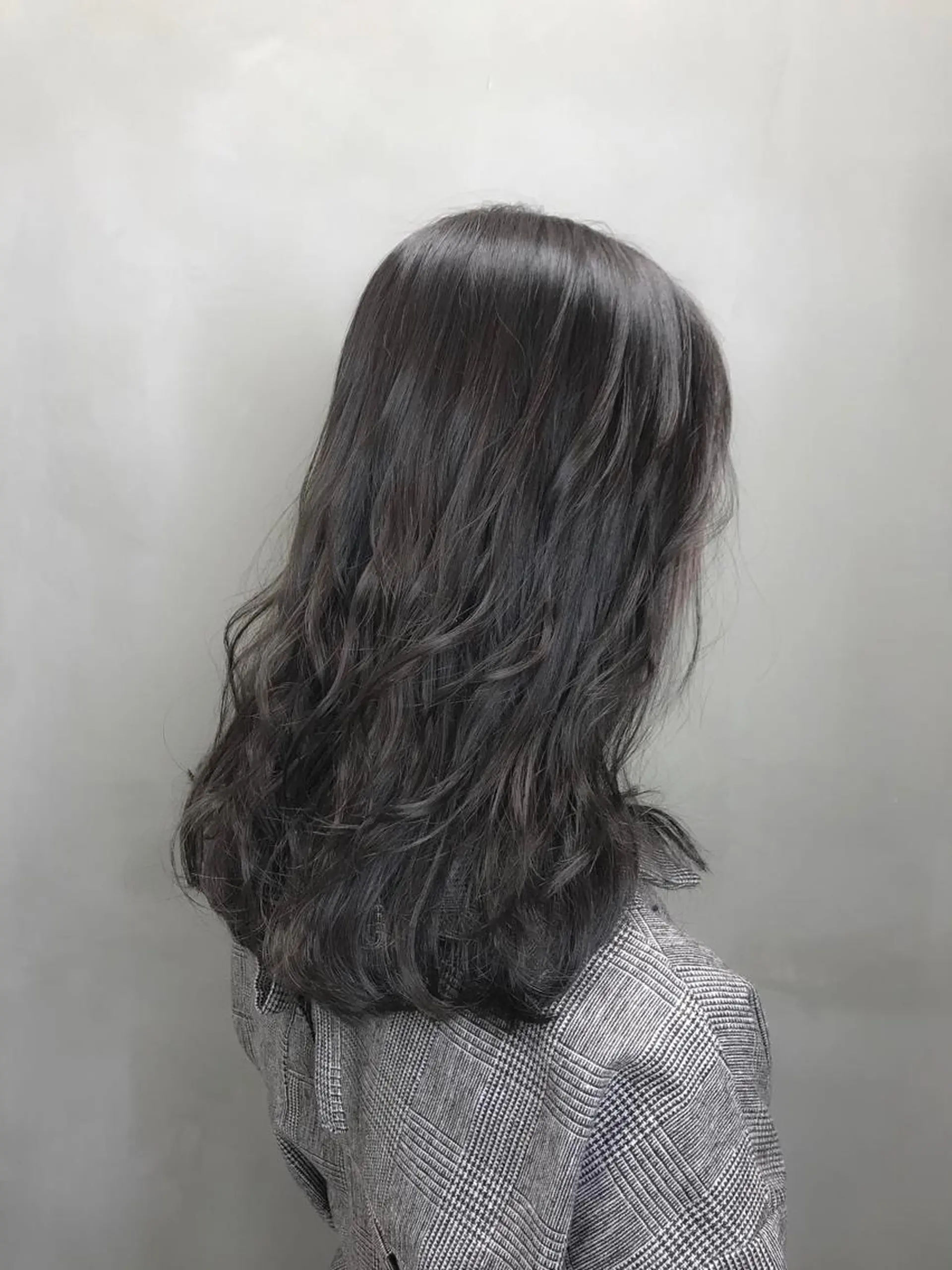 セミロング カラー グレージュ シルバー シルバーグレージュ 【透明感、艶髪】西村 有司のヘアスタイル