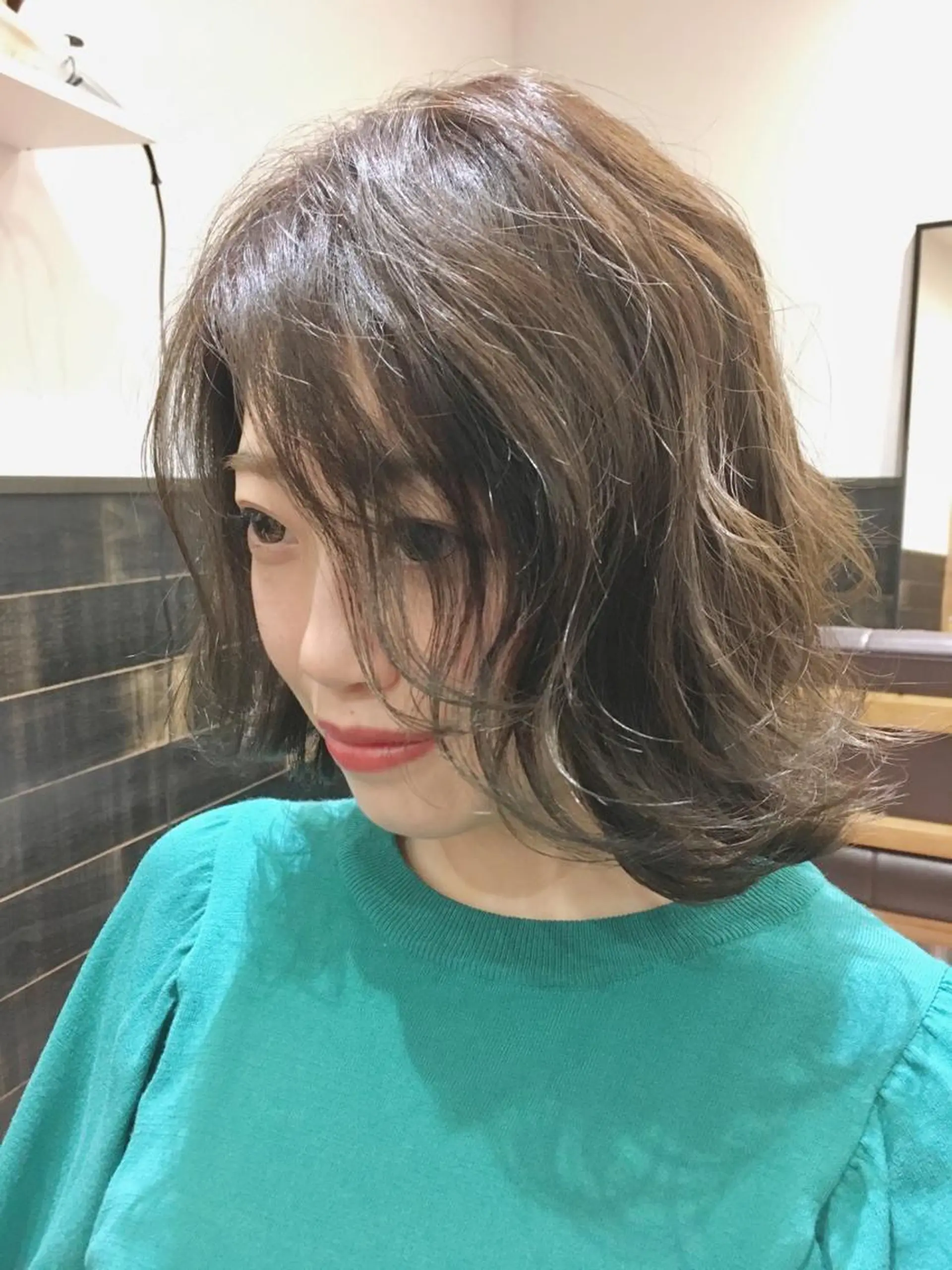 ミディアム カラー ヘアアレンジ 外ハネヘア 栗林 実莉のネイルデザイン