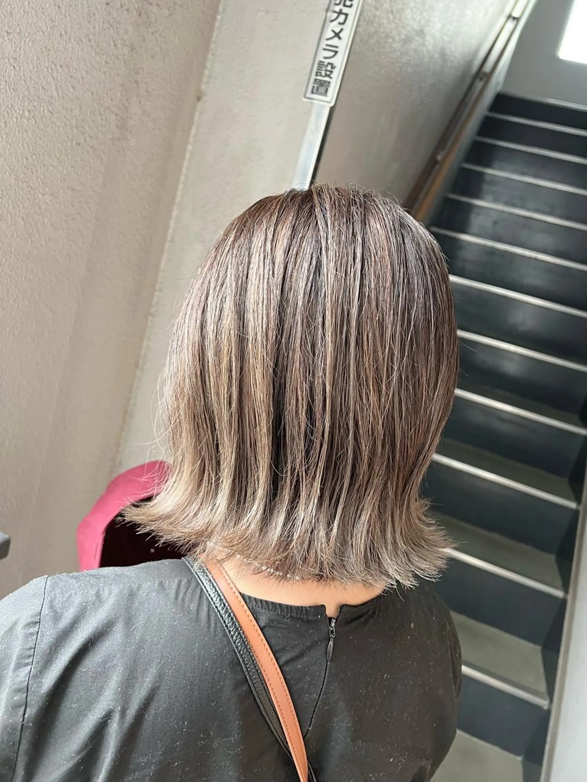 ミディアム カラー ベージュカラー ブリーチ ハイライトカラー ハイライト 外ハネヘア カット ヘアカラー トリートメント Kazu .Kのヘアスタイル