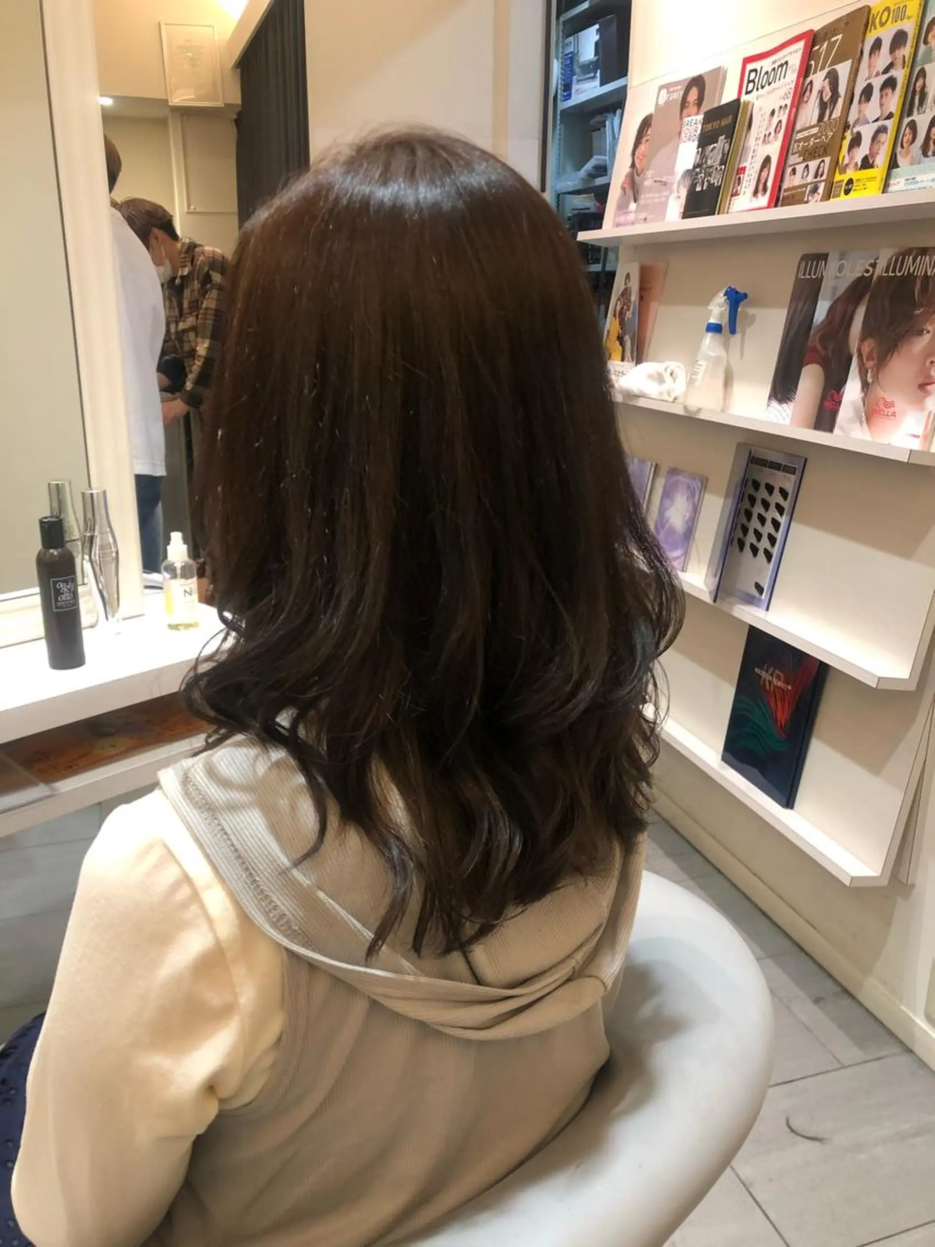 セミロング 顔周りカット コテ巻きパーマ 阪上 沙織のヘアスタイル