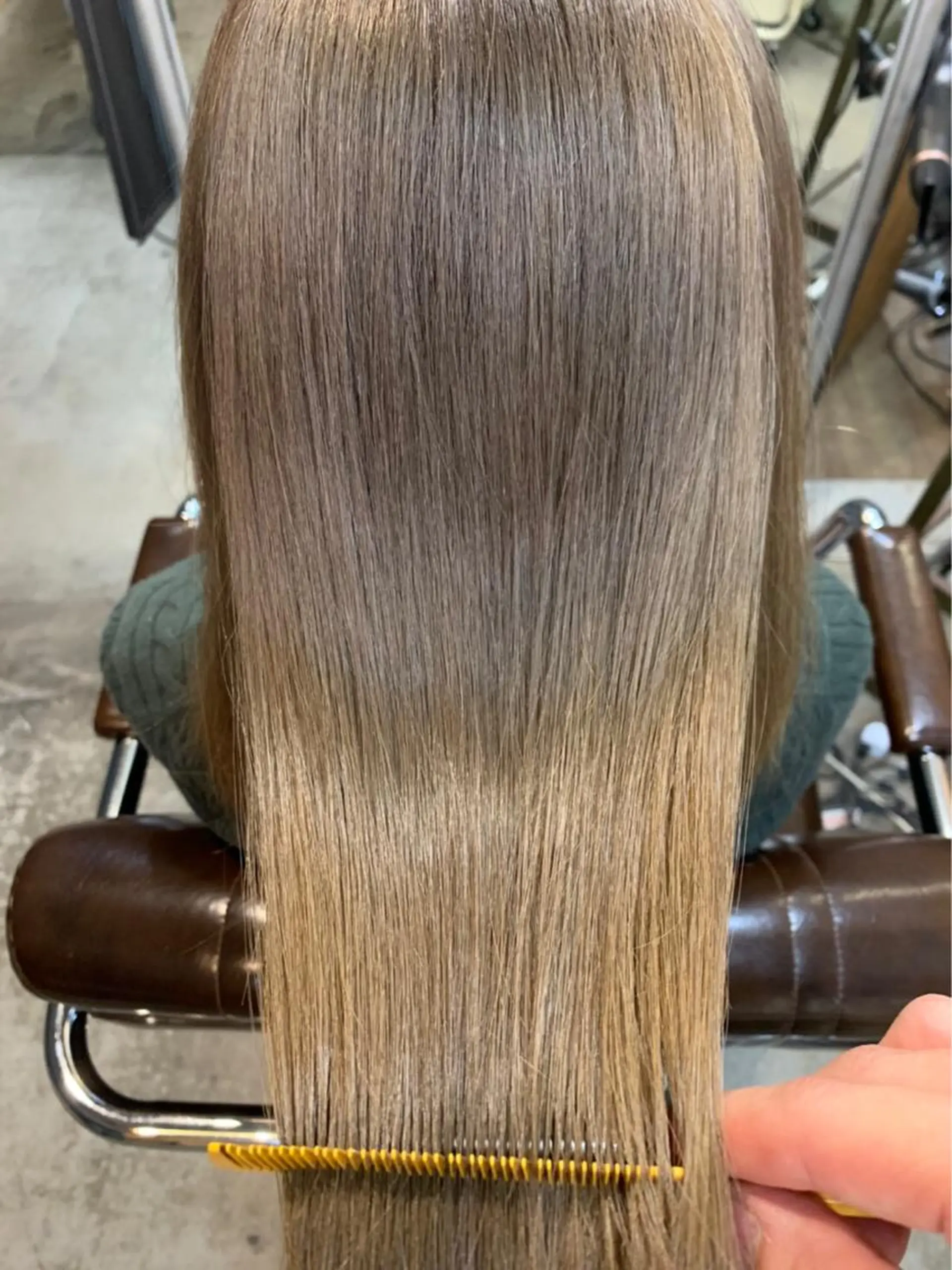 セミロング カラー ベージュカラー ブリーチ ダブルカラー ヘアカラー ヨッ シーのヘアスタイル