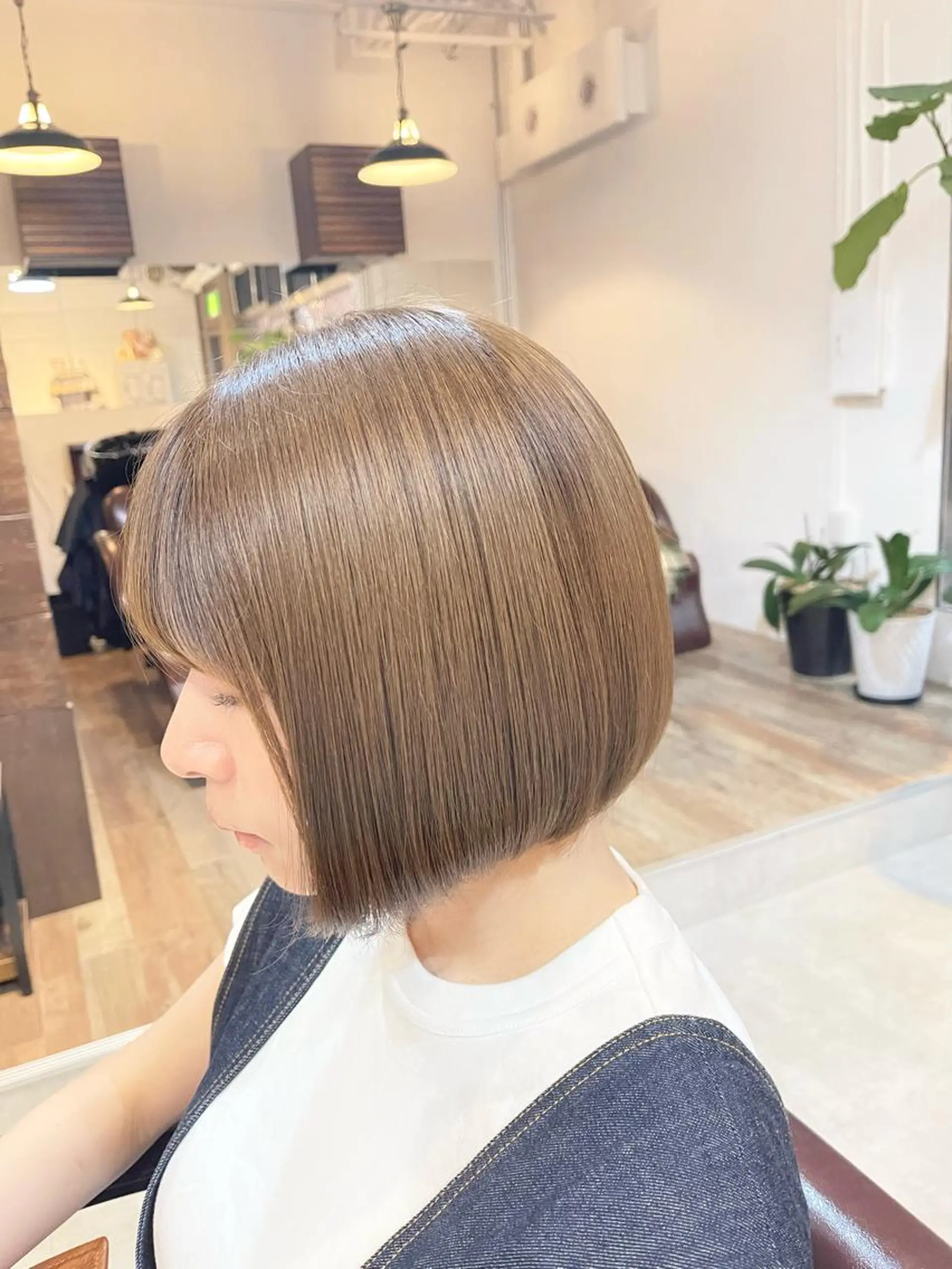 ミディアム カラー ベージュカラー ブリーチ ボブ トリートメント 髪質改善で 憧れの潤艶美髪にのヘアスタイル