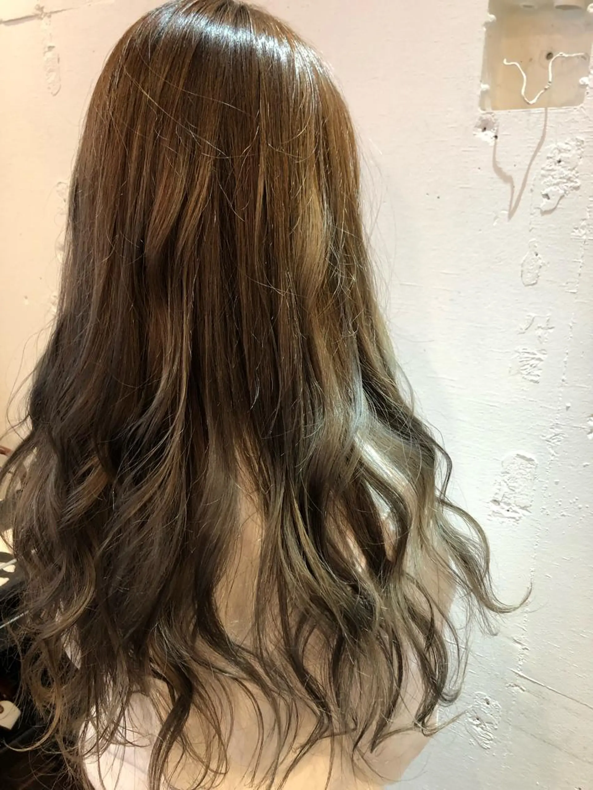 ロング カラー 新井 友菜のヘアスタイル