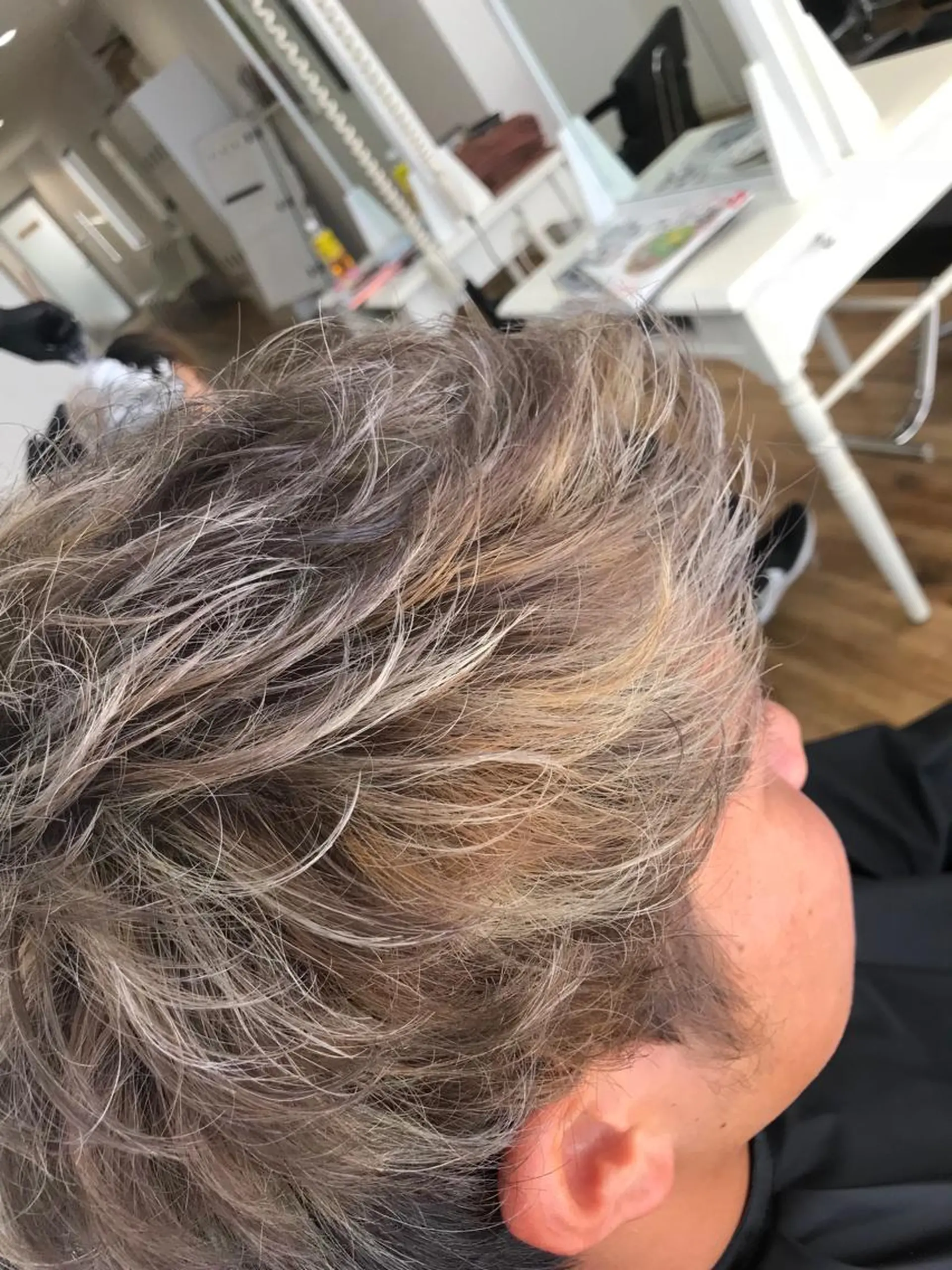 メンズ ハイトーン髪質改善 家中貴典のヘアスタイル