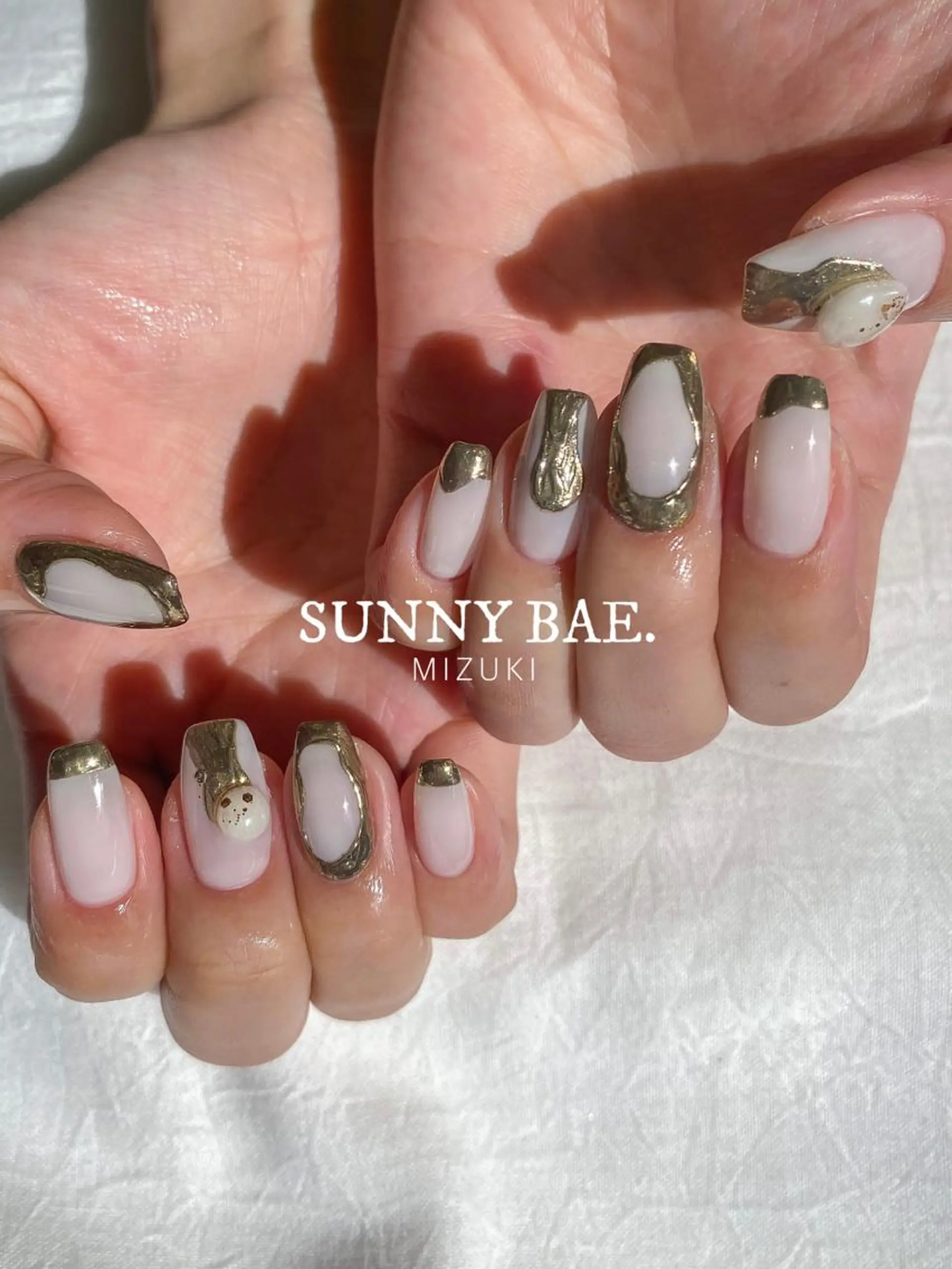 ネイル ジェルネイル ゴールド ラメ(グリッター) ミラーネイル ニュアンスネイル 🕊 MIZUKIのネイルデザイン