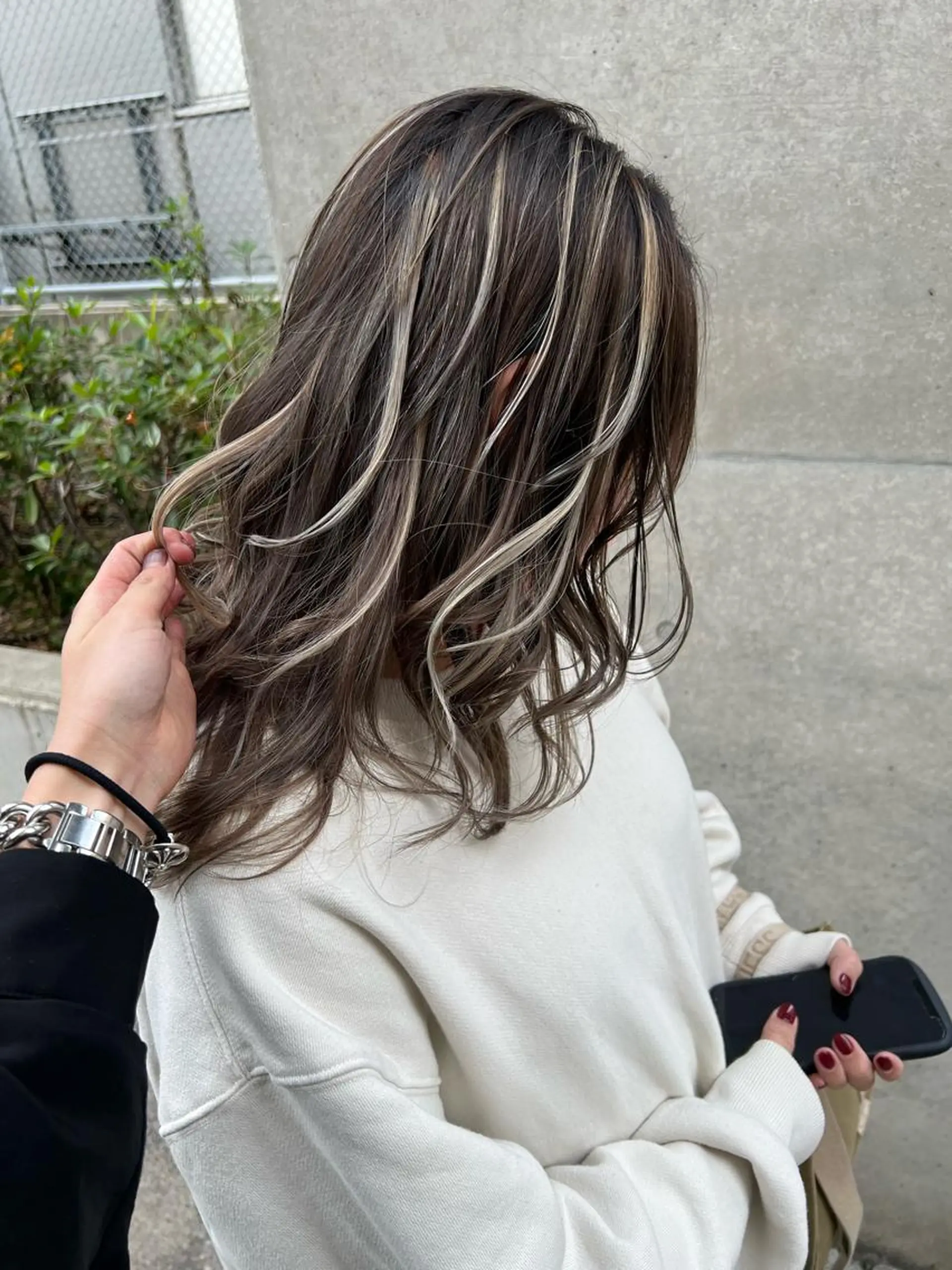セミロング カラー ヘアアレンジ アッシュ アッシュグレー バレイヤージュ ベージュカラー グラデーションカラー ヘアカラー 橋本 昇平のヘアスタイル
