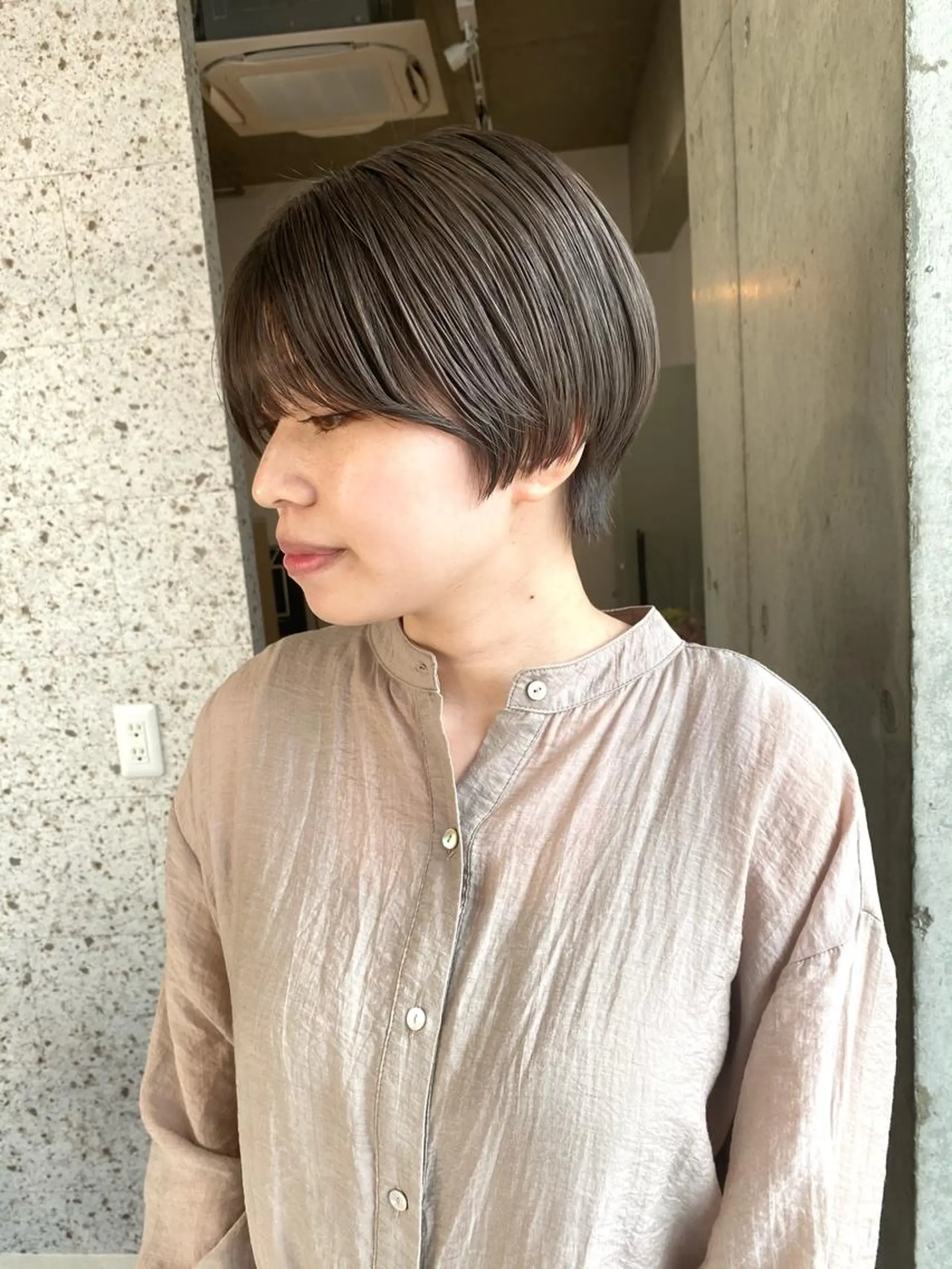 ショート カラー ヘアアレンジ グレージュ カーキグレージュ ショートヘア カット ヘアカラー トリートメント lani ブリーチ /ダブルカラーのヘアスタイル