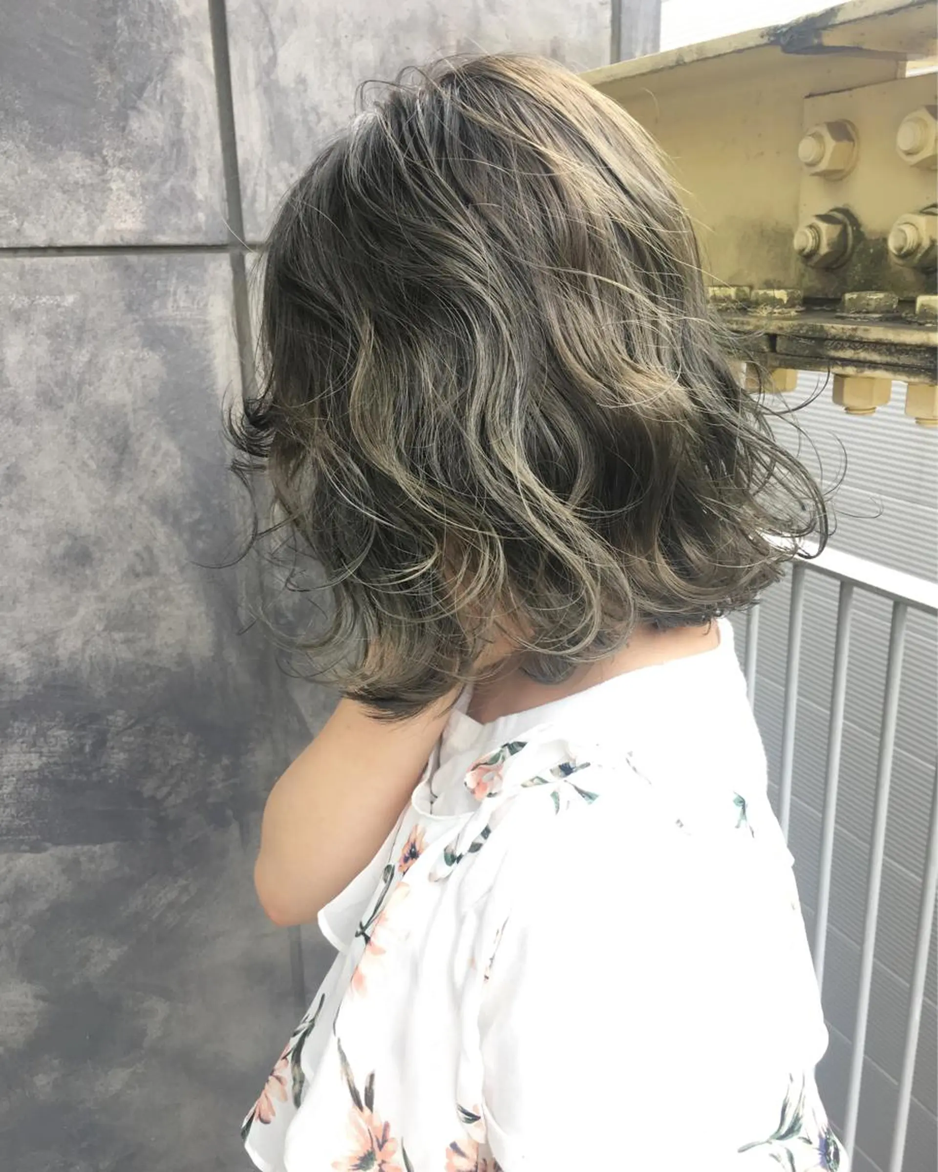 ショート カラー グレージュ オリーブグレージュ オリーブグレー レイヤーカット BLend 渋谷のヘアスタイル