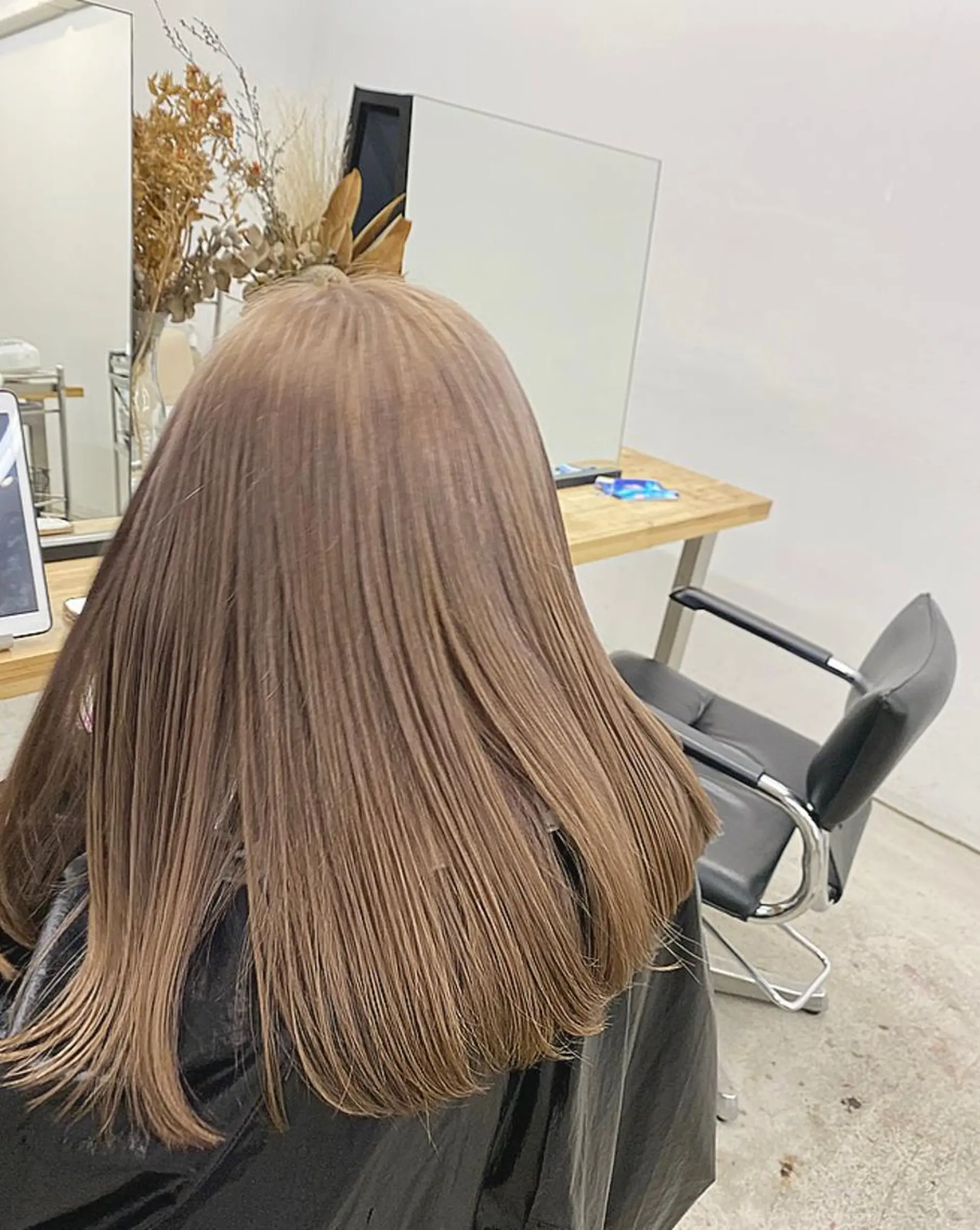 セミロング カラー パーマ ヘアアレンジ メンズ キッズ ネイル マツエク・マツパ アイブロウ ベージュカラー ミルクティーベージュ 眉カラー 春ネイル 暖色系/透明感 治野心のヘアスタイル