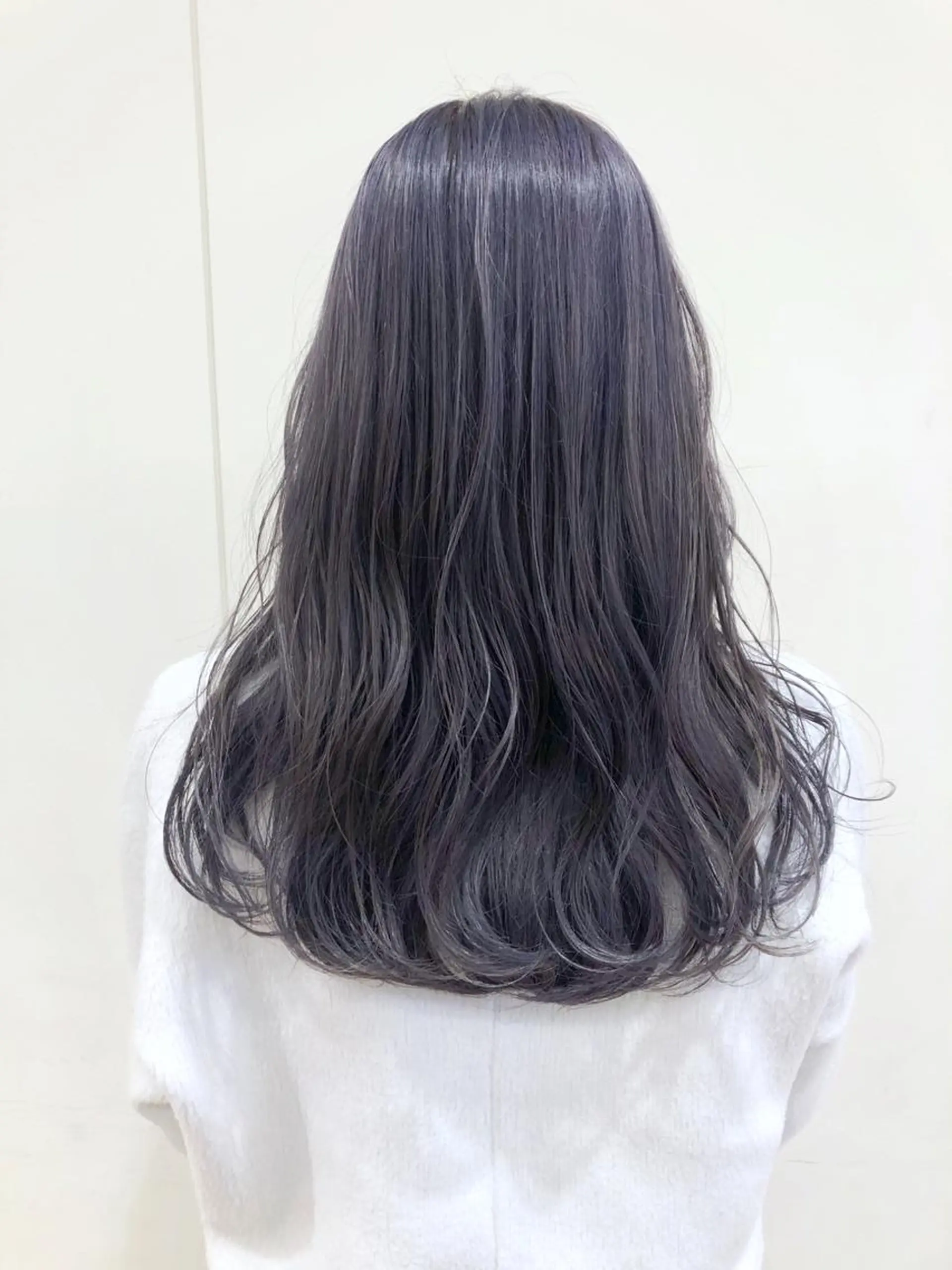 セミロング カラー グレージュ ラベンダーカラー ラベンダーグレージュ ラベンダーグレー ケアブリーチ 坪井佑樹のヘアスタイル