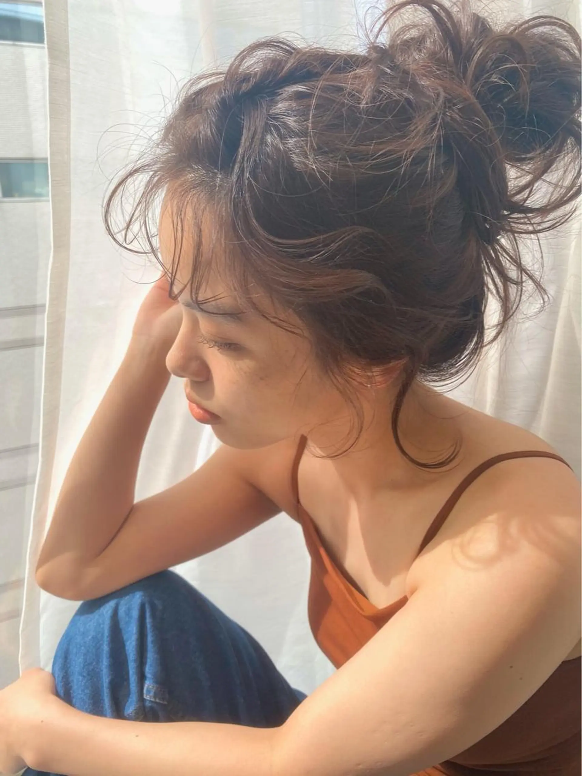 ロング カラー ヘアアレンジ お団子ヘア AND THE BRICKS北川珠紀の眉毛・アイブロウイメージ